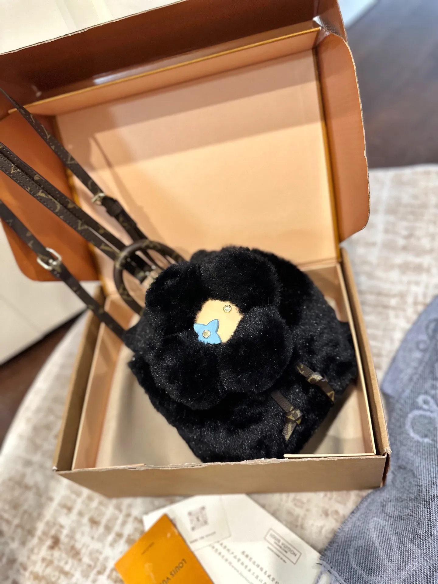 p120 礼盒包装 size 20 26 LV SKI滑雪系列vivienne Ski Snow系列 毛毛 双肩包 手机包 Louis Vuitton超限量Vivienne双肩包全日本限量发 等了一个月终于到货咯实物真的很可爱 容量感人 超可爱的手机包