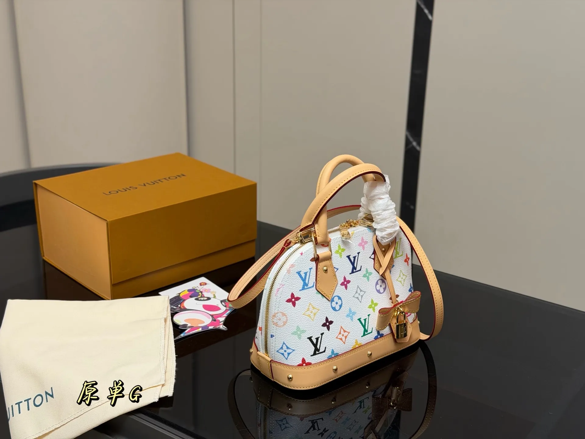 &yen;215 配折叠盒飞机盒 size：25*18cm Lv 这个白三彩 alma贝壳 太可爱啦！ 小巧又复古已经拎着溜达两天了~