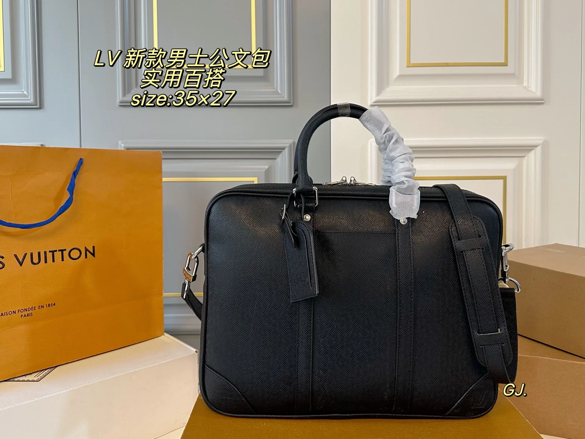 P170(无盒) size:35×27 LV 路易威登新款男包公文包❤️ 空间超可,🉑️容纳13寸笔记本 🉑️拆卸并可调节的肩带舒适肩背 实用又精致,各种场合都适合❗️