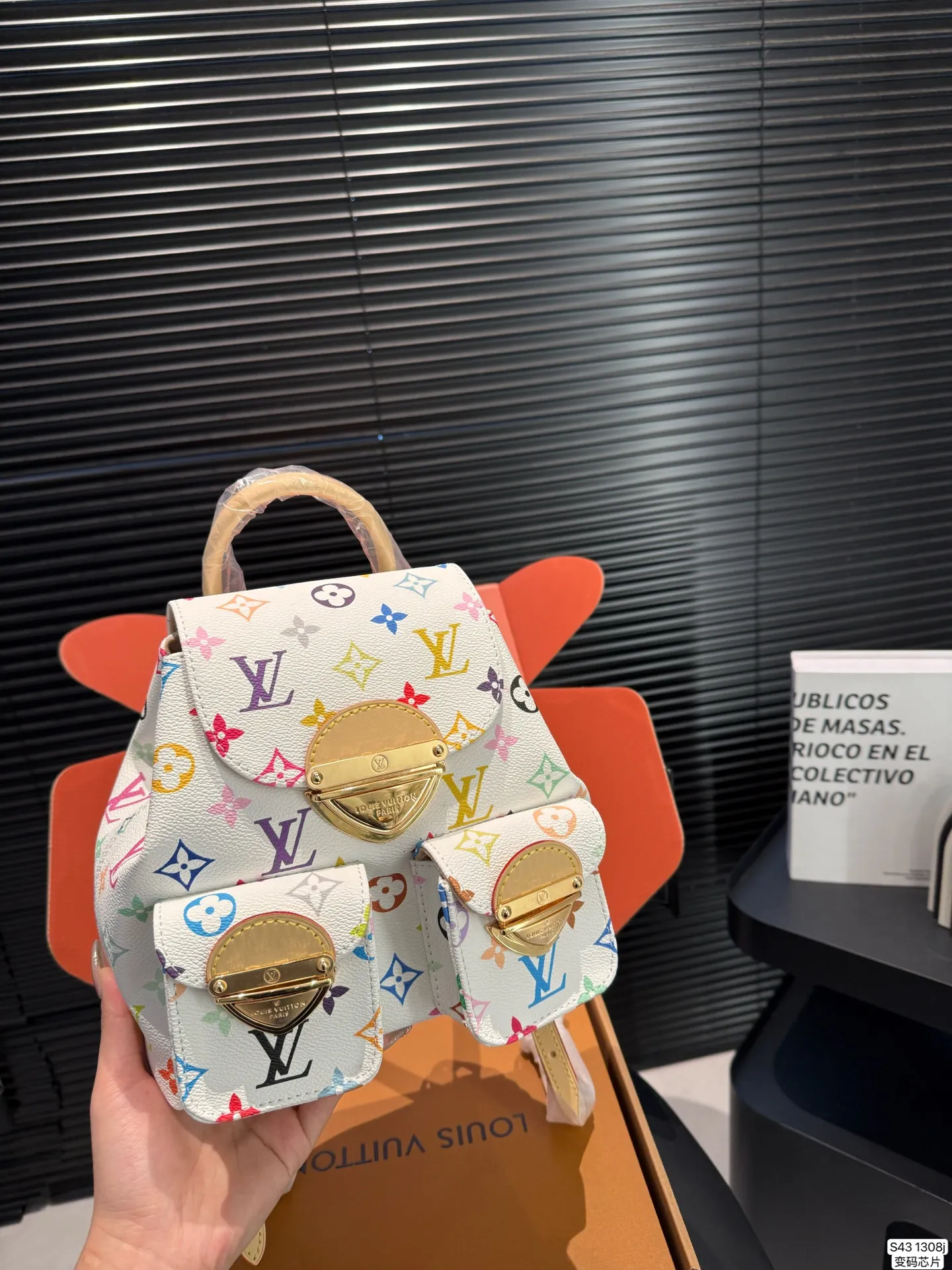 P265 配飞机盒折叠盒子 LV双肩包 配变码芯片 LV尤物!人间白三彩真漂亮啊白三彩系列每一只都值得收藏,又可以搭配俏皮可爱下次想试试洒脱一点穿搭彩色老花 五彩缤纷的少女心满出来这只包适配乐开了花的心情 尺寸:20 20货号13081