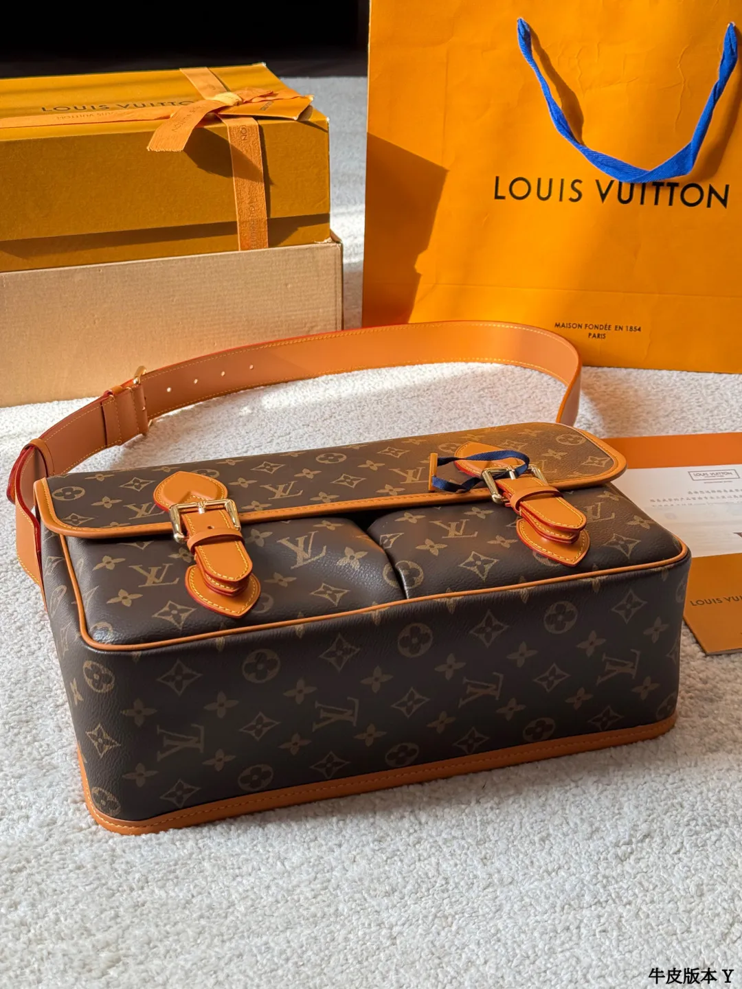 牛皮版本 p250 LV Satchel 邮差包 LV Satchel邮差包,经典Monogram老花帆布+深蜜色牛皮饰边,复古学院风满满!小巧精致,日常通勤、休闲出行都超适合艹。双扣设计+可调节肩带,单肩斜挎都OK,内部空间能装手机、钥匙、卡包等小物。灵感源自1930年代邮差包,实用又有收藏价值,男女都能轻松驾驭,搭配休闲或复古穿搭都很出彩 尺寸 35 26cm