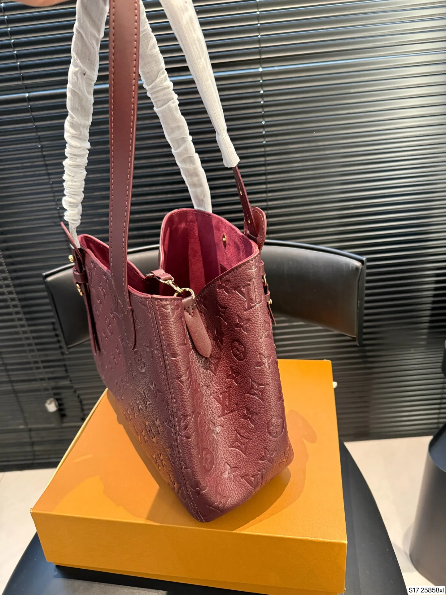 P135 配折叠盒 LV新款 all in one实拍,又优雅住了 LV皮质款一如既往的有质感哇🎊 这次出了黑色和大象灰两个颜色 比较低调一些,会更有质感 高质感轻松拿捏啦 尺寸28 25货号25858