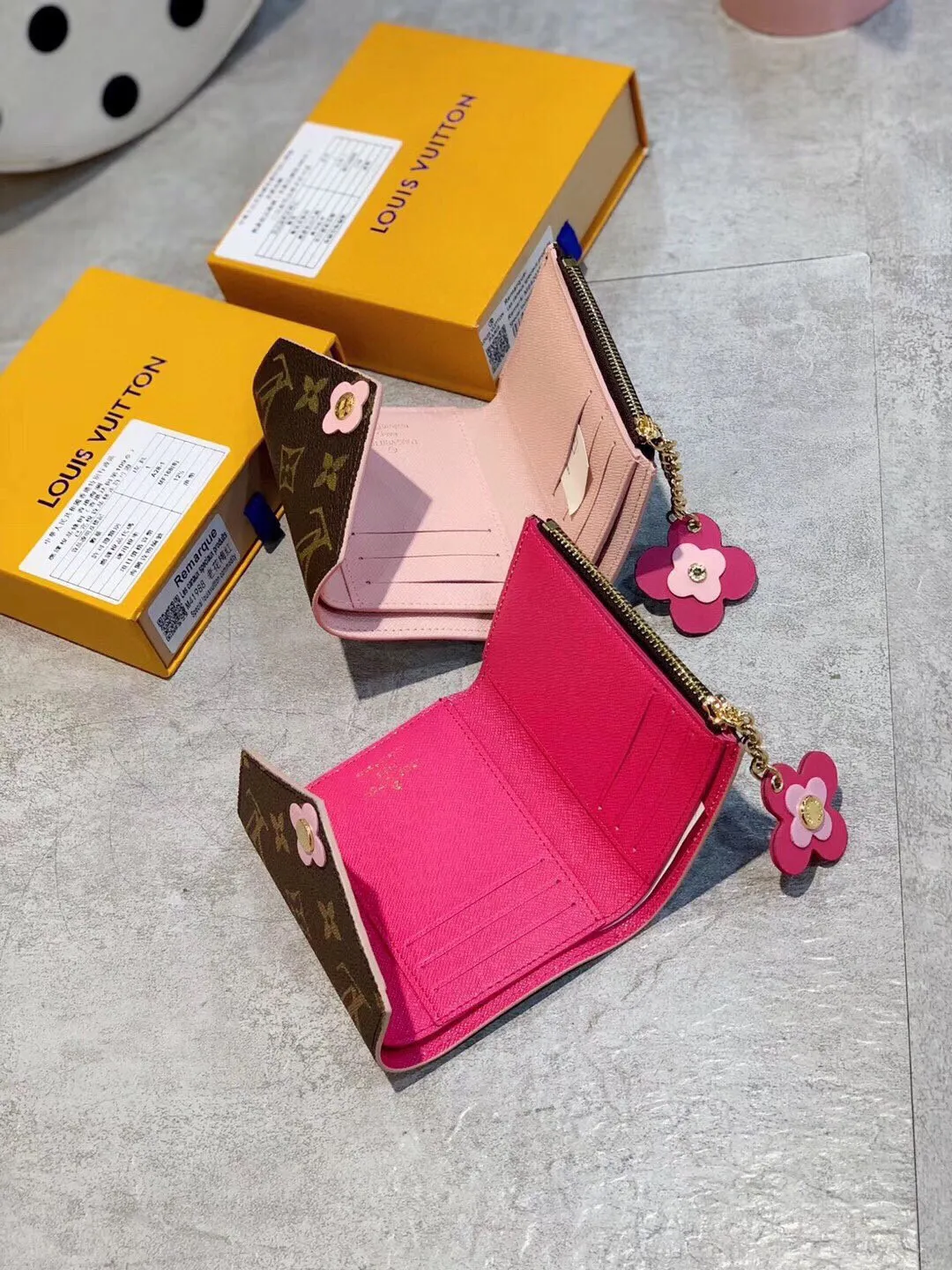 P95🎀🎀颜色 粉 玫🎀尺寸 12x10🎀Lv🔥四叶草豆豆百花盛开👍路易威登经典EMlLlE 钱夹 优雅而实用 粉色皮革饰边与可爱的Monogram花卉装饰尽显精致柔美🆕❤升级版