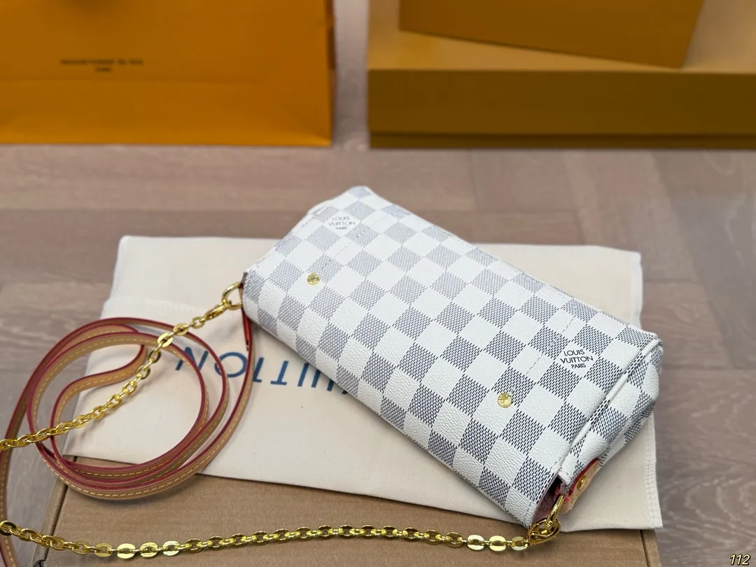 原版复刻&yen;140飞机盒 LV小号晚宴包 变频芯片 路易威登lv腋下包 搭配2条肩带可斜挎🛍 全新搭配 高端品质 原版面料 超级大牌的一款 上身特别洋气 喜欢的美妞抓紧自留啦 尺寸：小号21 11