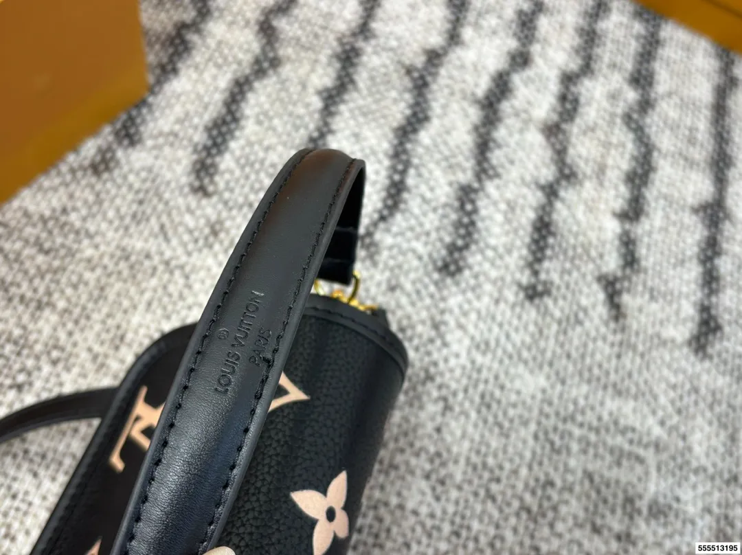 p135配折叠盒⚠️尺寸18.10 路易威登LV 法棍包 轻松演绎复古时髦 包型挺阔，简约而不简单不需要过多的装饰，日常搭配西装和T恤，就能将高级感体现的淋漓尽致！