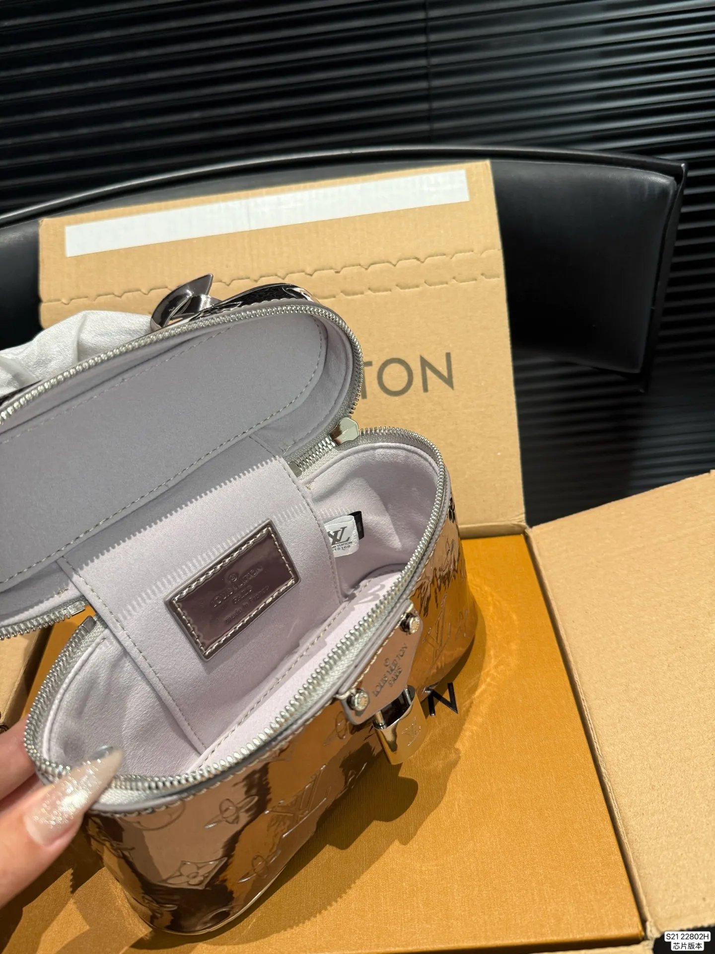 P155 配折叠盒飞机盒 LV新款小盒子，实物太美了！🤍🩶 被这个盒子美翻了！ 包柜里怎么能没有一只惊艳的包包呢！[皱眉R] 这只包谁拎谁美吧！做这个冬天❄️最闪的崽 🉑手拎🉑腋下🉑斜挎！别太实用了吧 尺寸19 12 货号22802