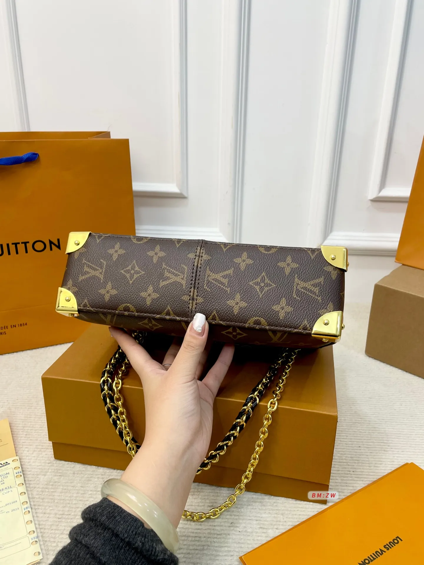 💰185 配折叠盒子 LV Trunkie链条包,2025春夏系列新品,经典Monogram老花帆布+金属链条,复古又时髦✨。小巧精致,配可拆卸肩带,手提、单肩、斜挎都OK!灵感来自LV档案馆,融合邮差包元素,翻盖+金属锁扣超有辨识度🧳。内部空间合理,通勤出行都很实用,是经典与现代的完美结合! 尺寸:26*8*17