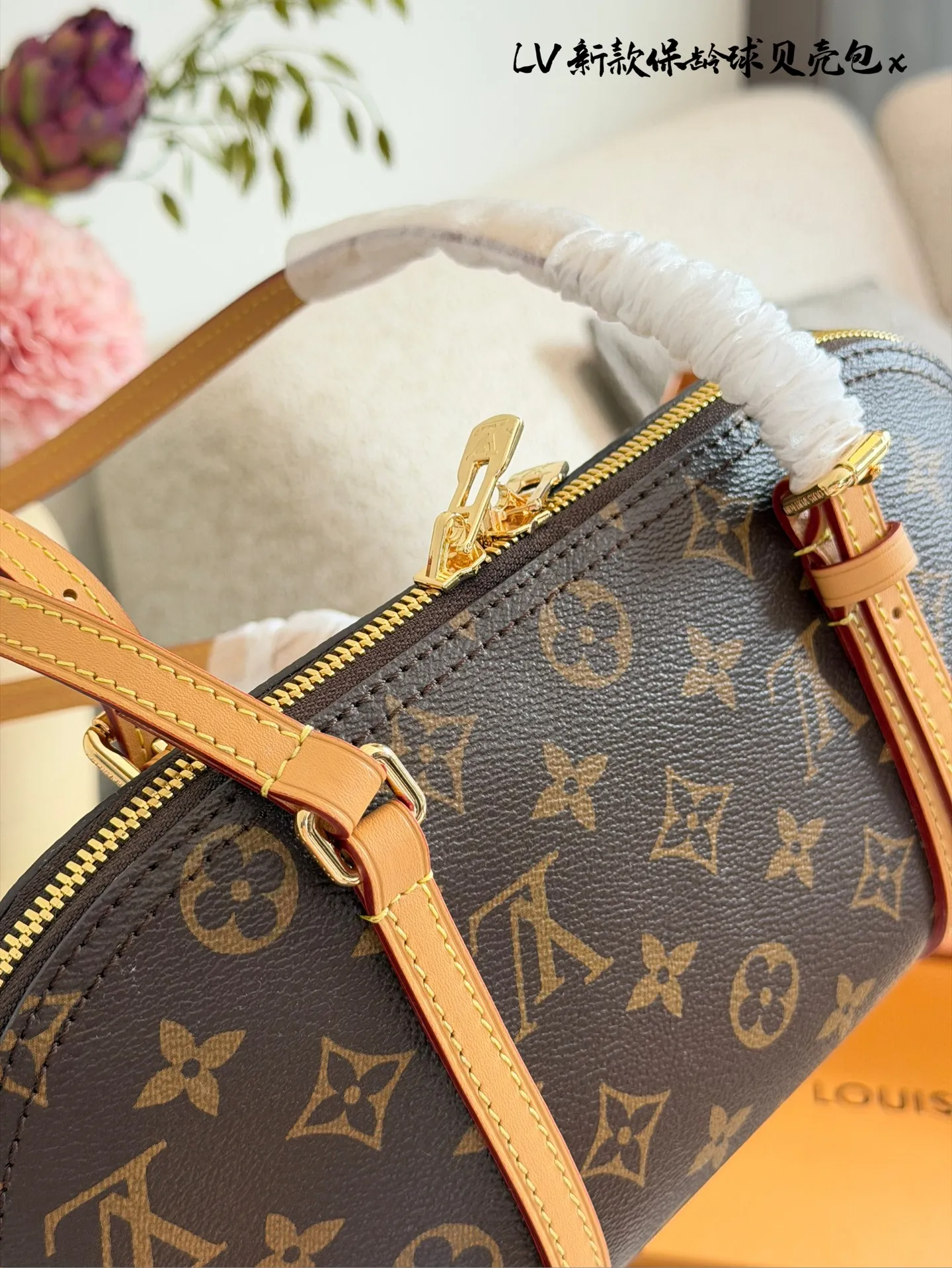 LV Papillon 26圆筒包p250 LV Papillon 26圆筒包，经典Monogram老花帆布+牛 皮饰边，复古优雅又实用! 26cm小巧尺寸，手提、单肩、斜挎都OK,，通勤休闲都能驾驭'+。灵感来自1940年代好莱坞，融合现代廓形，容量适中，日常物品轻松收纳。圆筒造型超有辨识度，是明星街拍和中古市场热门款，四季都能搭配，时髦又百搭!