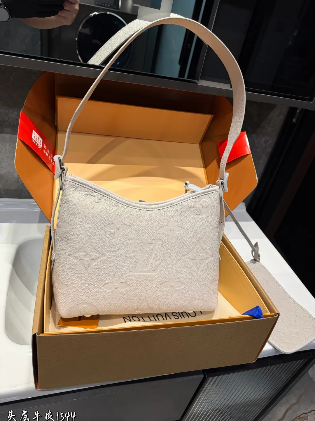 ❤️p305(礼盒包装)❤️ L家 大象灰/carryall配置有子母袋和宽肩带|新色沙丘色!高级⚠️细节细节….完美✔️搜索🔍Lv carry 购物袋size: 29*22cm(小)