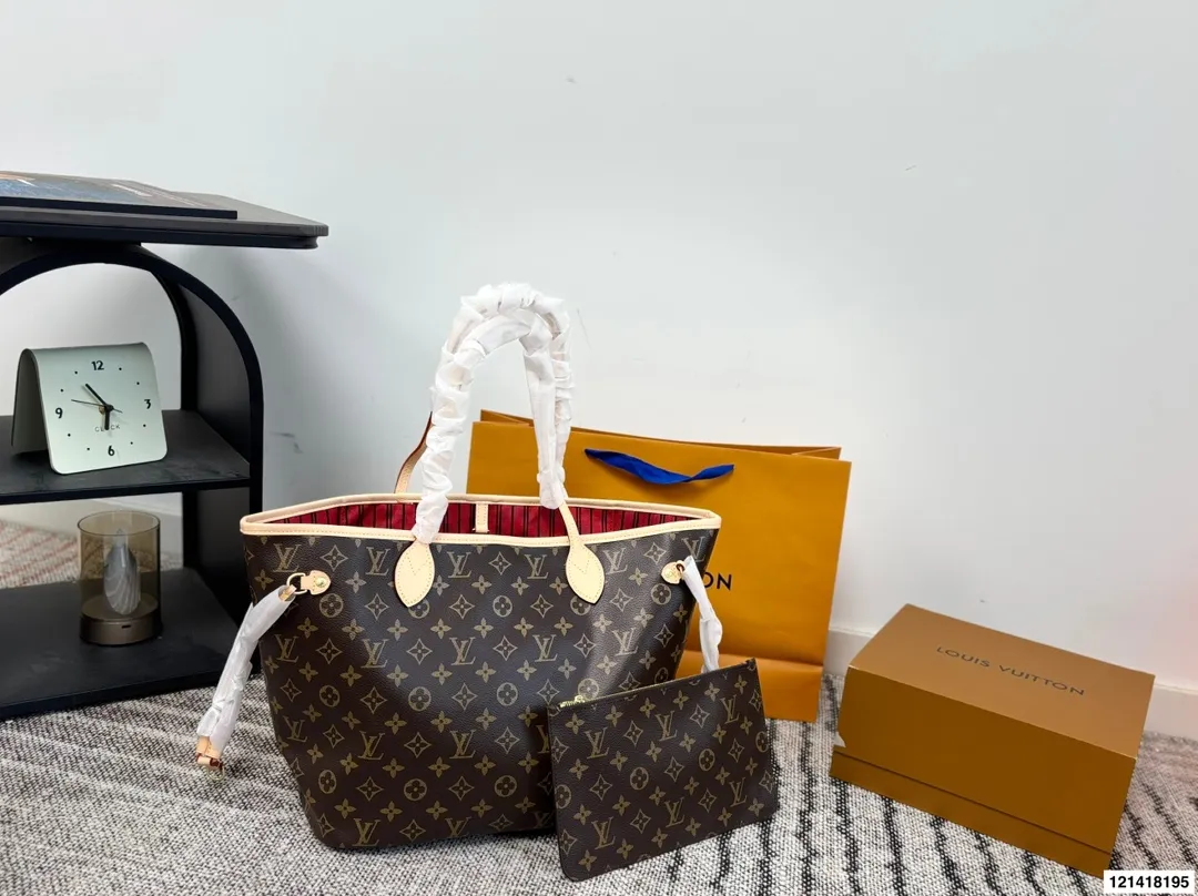p135 全套包装LV 经典购物袋 Neverfull 全新演绎经典手袋，探索袋内精致细节。重新设计的内袋采用了清新的织物内衬和灵感源自档案馆的复古细节，最值得称道的莫过于可脱卸式拉链手包，它既可单独作为一只精致手拿包使用，亦可作为额外的口袋。明快的内衬色调为 Monogram 经典帆布增加了更多活泼生动之感。尺寸33 30