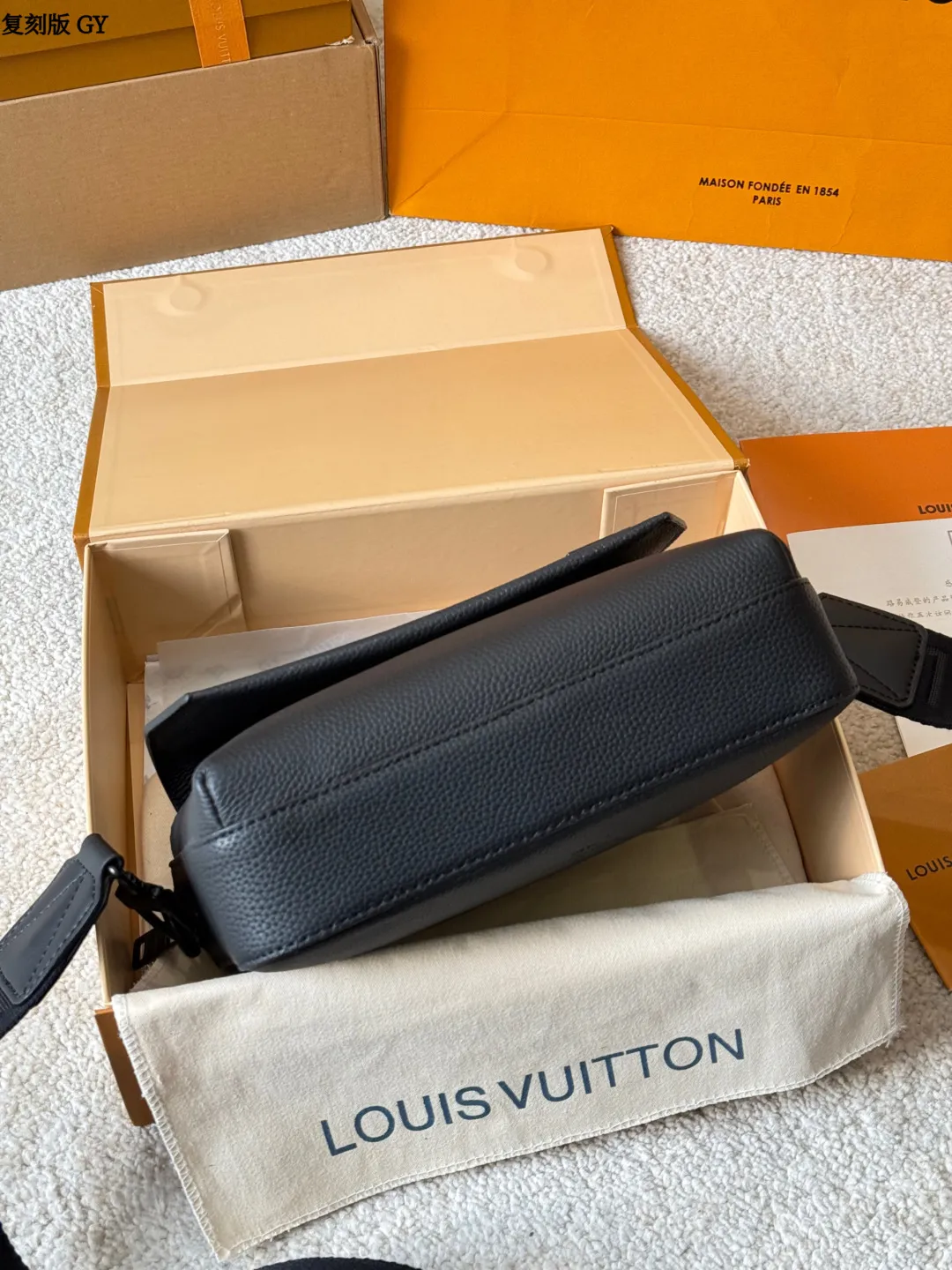 复刻版 p225 LV Takeoff 小号邮差包 LV Takeoff小号邮差包,黑色粒面牛皮+经典 Monogram压纹,低调又有质感!翻盖设计+可拆卸肩带,单肩or斜挎都OK,通勤休闲都能搭。尺寸刚好,手机钱包轻松装下,实用又时髦,是男士必入的经典单品! 尺寸 23 18cm