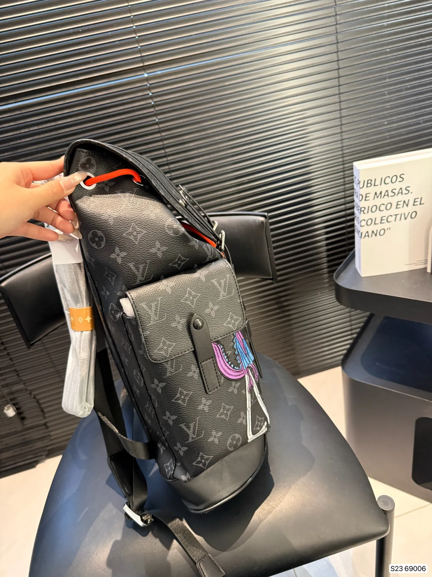 P165 Lv双肩包出货 超级耐磨 超级实用的款式 内衬带logo. 原版电镀五金带logo 这个包包的容量也很大 满足你出行的所有需求 必备的都可以装下 真的是很nice 尺寸 32 42 货号69006