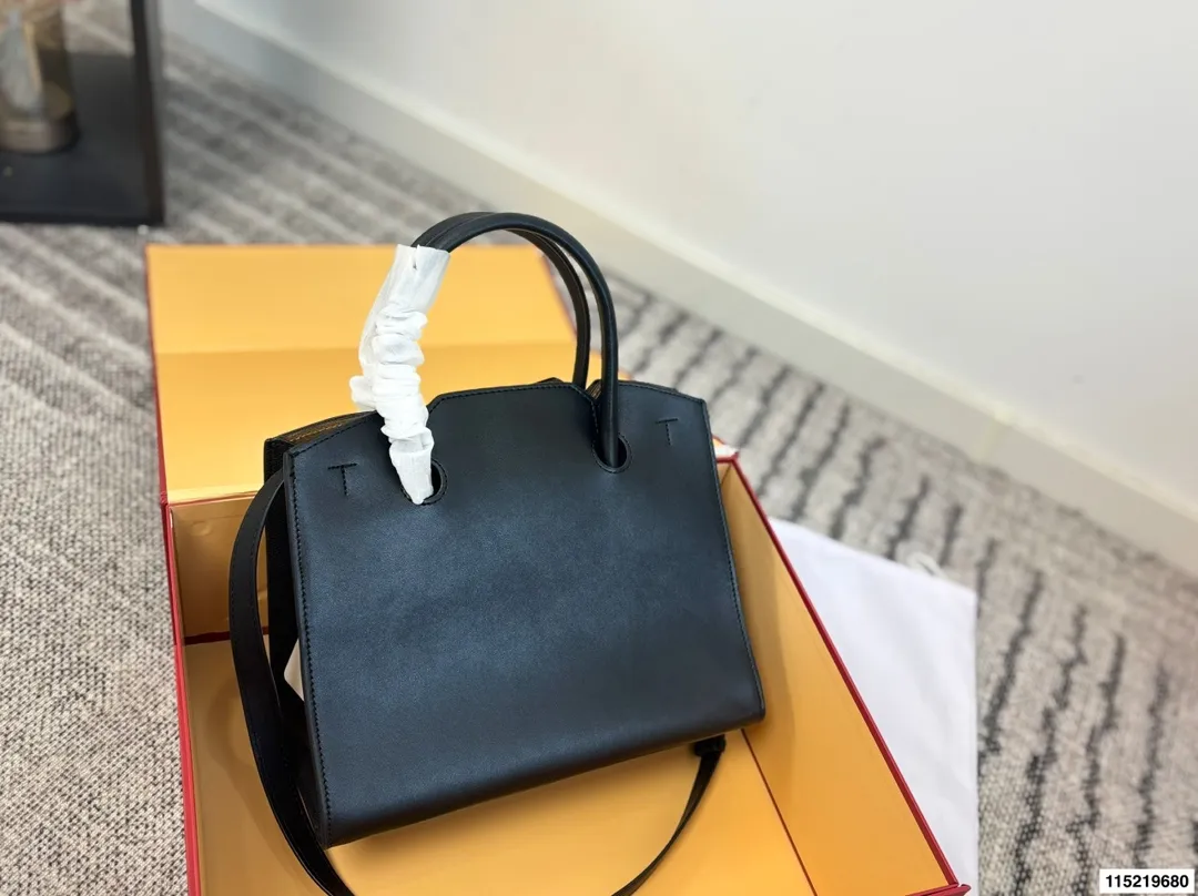 P180配折叠盒⚠️尺寸29.25 Furla Genesi托特包 选用优质牛皮,表面光滑有型,立体剪裁让包内空问更宽敞。金色半圆扭扣+压印Logo,细节满分!尺寸适中,通勤休闲都OK,手提斜挎随心切换。黑色百搭,四季都能用,简约大气,实用又有质感,是职场女生的理想选择