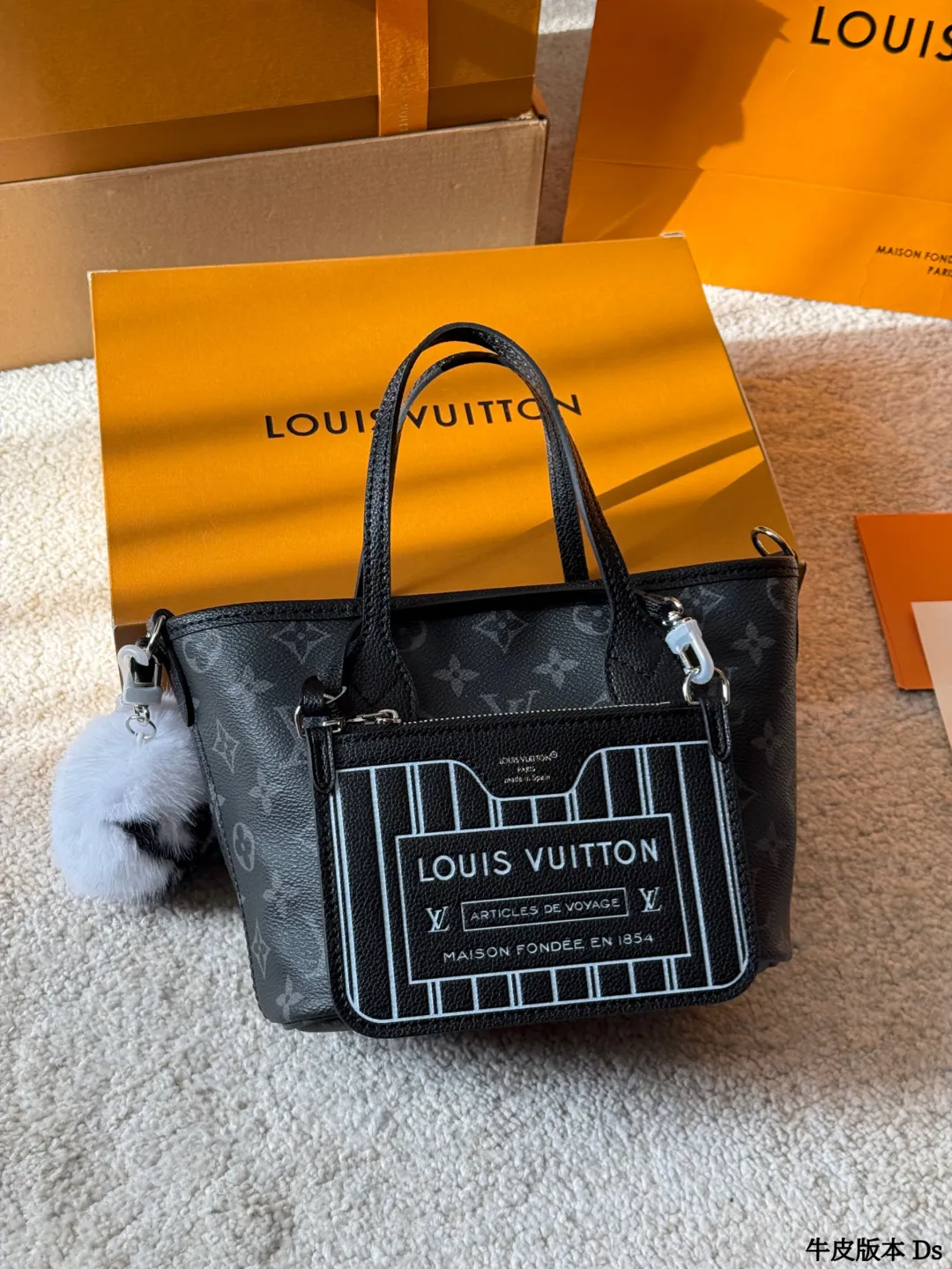 牛皮版本 p205 LV 双面 Neverfull BB手袋 &reg;LVx自Nevertull BB手装，经典Monogram老化肌升 +黑色粒面牛皮拼接，双面可用，风格随心切换！尺寸26.5x16.5&times;11cm，配可拆卸拉链小包和肩带，手提、斜挎都OK。内部空间超能装，通勤出街都很实用。黑色荔枝纹牛皮质感细腻耐用，银色金属件超有现代感，时尚又百搭，日常搭配无压力！