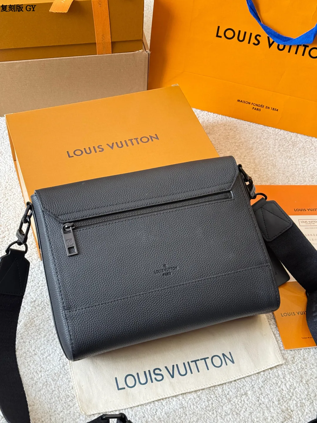 复刻版 p280 LV Takeoff 小号邮差包 LV Takeoff小号邮差包，黑色粒面牛皮+经典 Monogram压纹，低调又有质感！翻盖设计+可拆卸肩带，单肩or斜挎都OK，通勤休闲都能搭。尺寸刚好，手机钱包轻松装下，实用又时髦，是男士必入的经典单品！ 尺寸 28 22cm