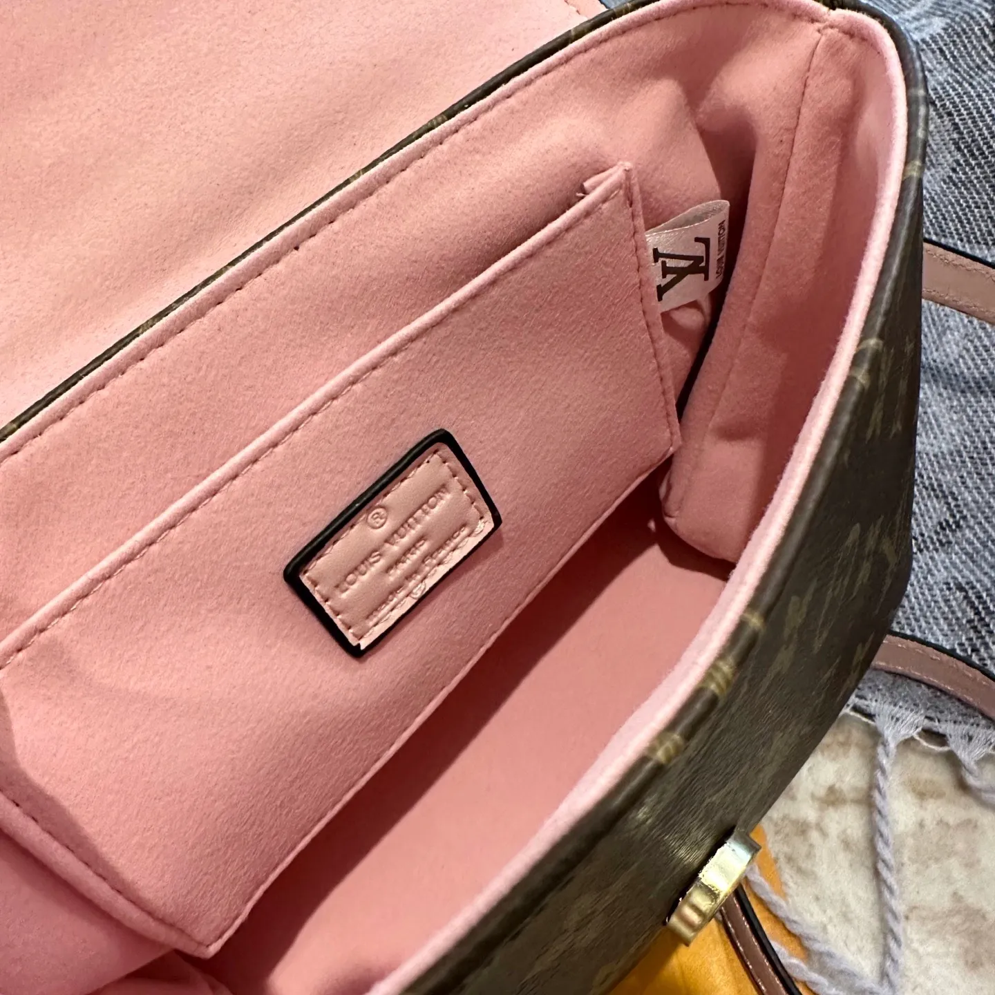 p100 礼盒包装 LV 新款LOCKY BB老花拼皮手提单肩斜跨包 Monogram涂层帆布与柔滑的材质 磨面牛皮饰边 织物内衬 金色金属饰件 顶部配有Toron手柄 适合手提或手挽 可脱卸 可调节肩带 方便肩背或斜挎 经典磁吸挂锁 内设贴袋 尺寸23cm