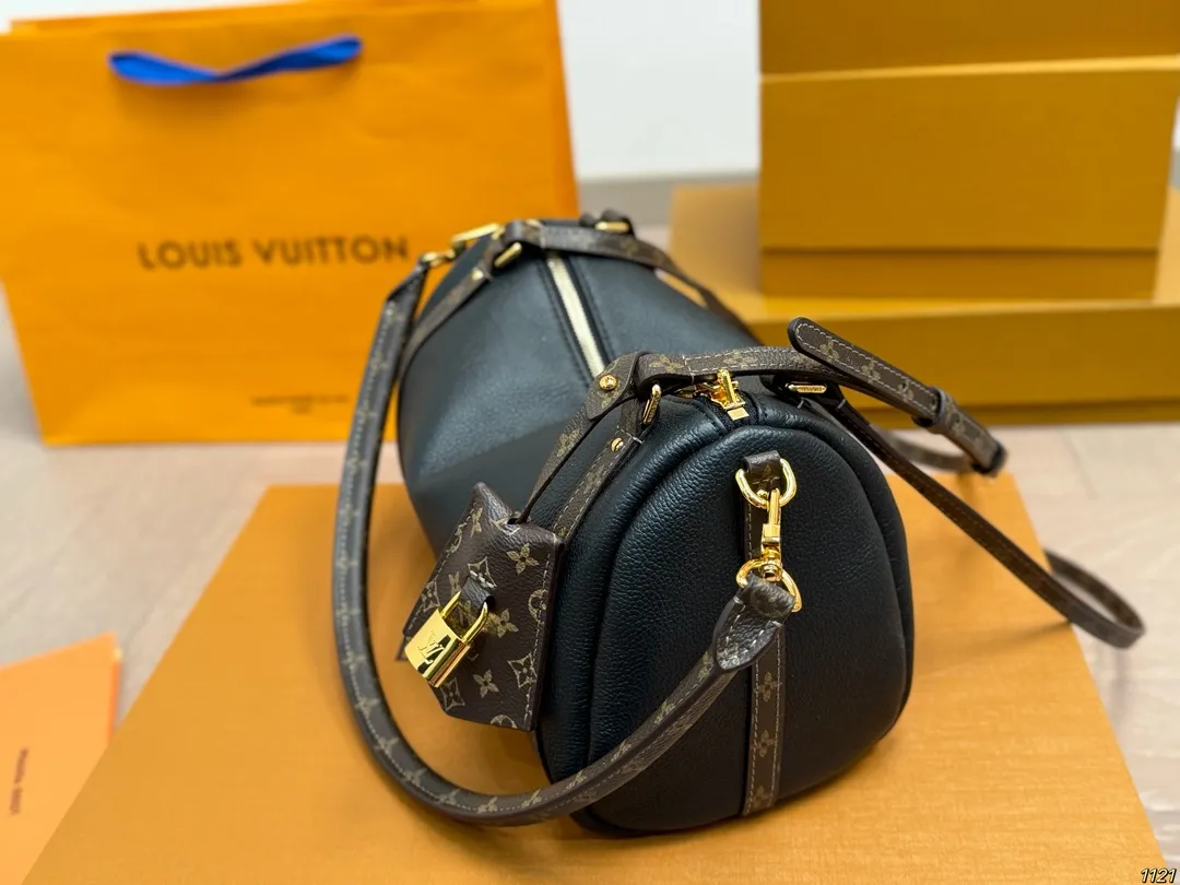 纯皮¥240飞机盒钢五金 专柜同步163变频芯片 LV路易威登Express枕头包 配有可拆卸肩带🉑自由转换 手提,肩背或斜挎等各种造型背法 极具松弛感 上身效果时髦好看‼️ 尺寸:小号26 15