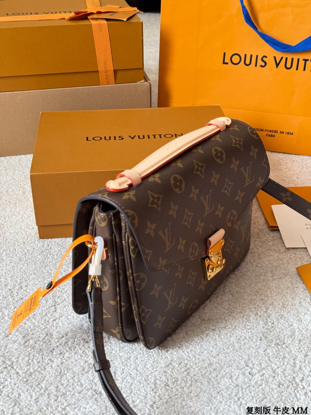 复刻版 牛皮 p260 Lv Pochette Métis 邮差包 复刻版 牛皮 邮差包老花手提单肩斜挎包,优雅低调的外形设计和宽敞的包身更加入了实用性,LV闪亮的纯钢金色五金配件- 可调节肩带,配有树糕皮的肩垫,拉链闭合 超细纤维内衬 尺寸:25*20cm