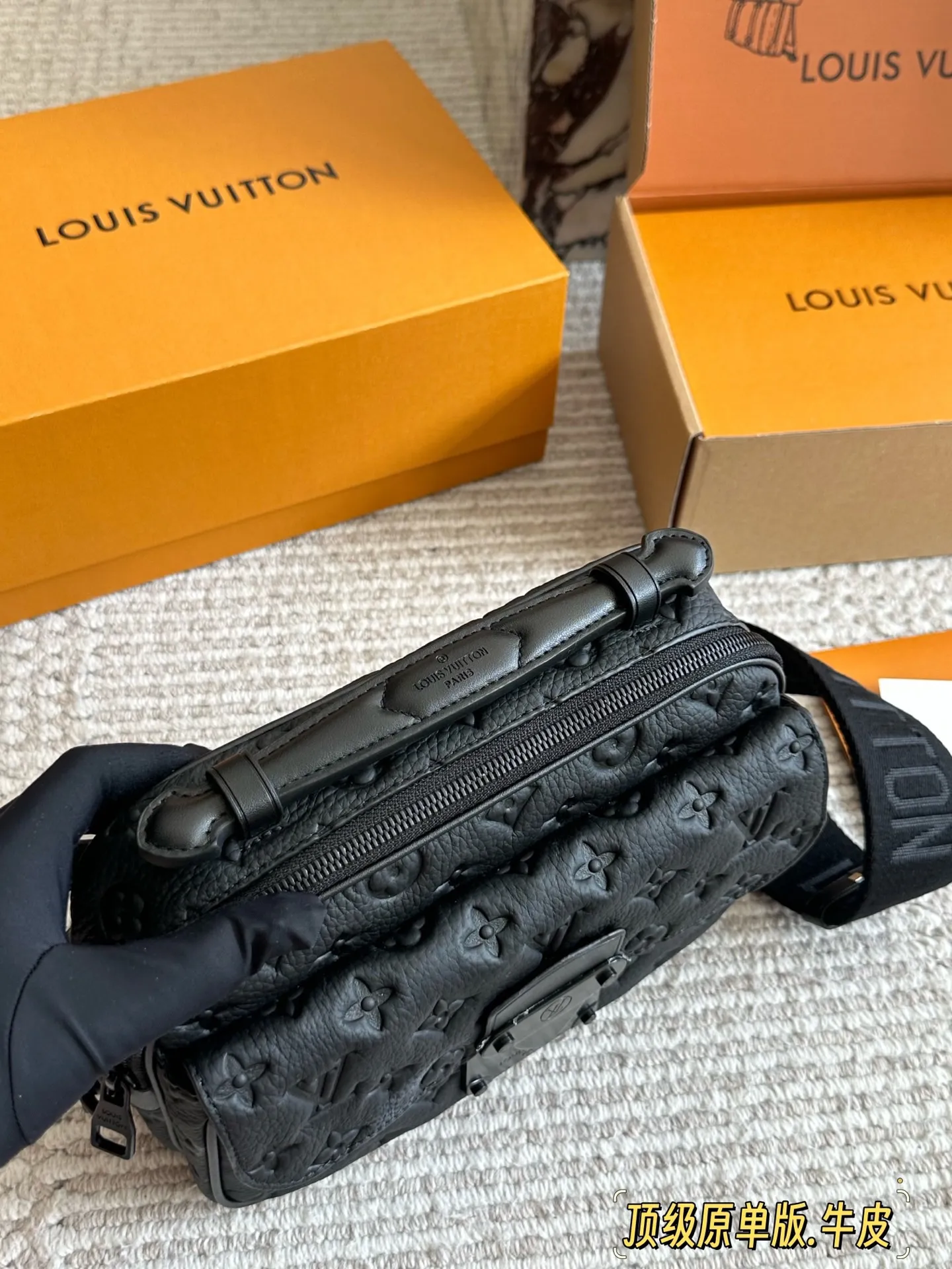 LV Slock新款男生包包p260 Iv最新一季又出了很多老花男包我可太爱老花了买到就,是赚到。拿到手的实物比照片好看。 Iv slocksling,老花的腰包本来就不多,这款配荧光黄色包边的可太亮眼了,感觉稳重的老花配了--丢丢调 皮。很多博主们都安利另一款S Lock的邮差包,有老花配黑色包边和蓝色包边两种选择,但其实个人感觉 18x8cm的厚度真的是过于厚重了(大小跟男款三合一差不多、但是更厚)所以个人感觉不太适合身高175以下的男生和小姐姐们。但如果贪恋大容量的话也是一个很好的选择。 优点是:比较小巧,对个子小的比较友好;男包亮黄色的配色比较少见。25*17