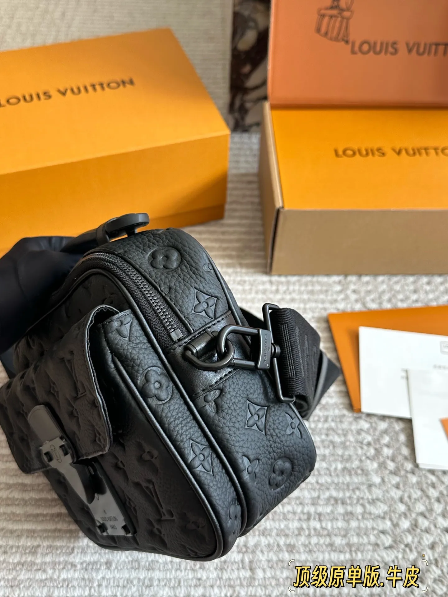 LV Slock新款男生包包p260 Iv最新一季又出了很多老花男包我可太爱老花了买到就，是赚到。拿到手的实物比照片好看。 Iv slocksling，老花的腰包本来就不多，这款配荧光黄色包边的可太亮眼了，感觉稳重的老花配了--丢丢调 皮。很多博主们都安利另一款S Lock的邮差包，有老花配黑色包边和蓝色包边两种选择，但其实个人感觉 18x8cm的厚度真的是过于厚重了(大小跟男款三合一差不多、但是更厚)所以个人感觉不太适合身高175以下的男生和小姐姐们。但如果贪恋大容量的话也是一个很好的选择。 优点是:比较小巧，对个子小的比较友好;男包亮黄色的配色比较少见。25*17