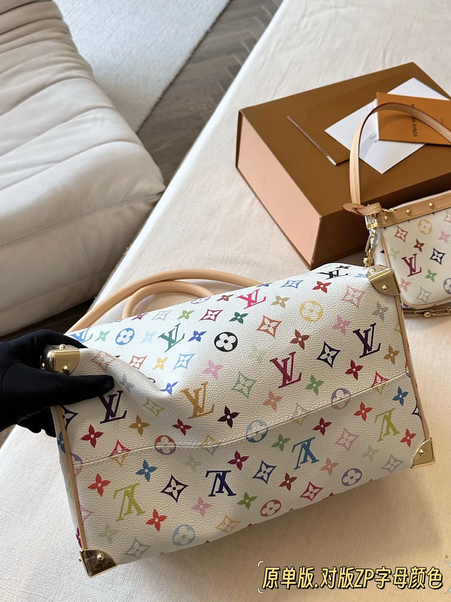 💰300 配盒 白三彩 原单版 size:30*21cm 快來看看L家 Speedy30 枕头包 尺寸30公分日常、旅行都適合! 这个尺寸太喜欢了 真好用!也太 COOL!