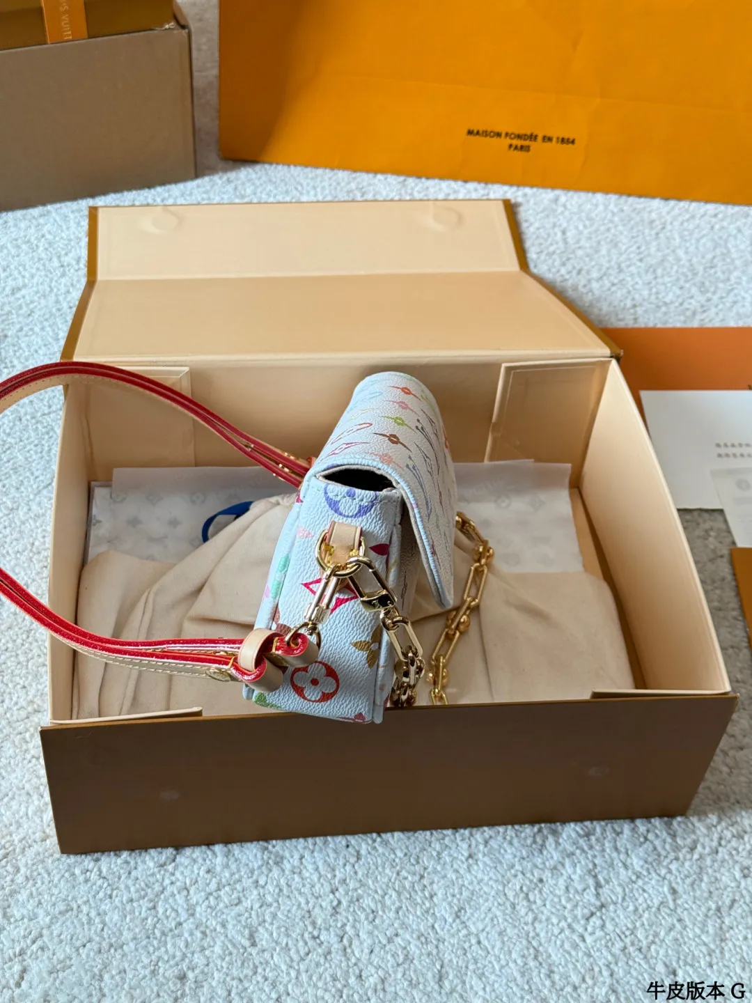 牛皮版本 p200 2025新款 LV/路易威登 WALLET ON CHAIN IVY腋下包 ~~LV ivy链条包 也是这两年的大爆款 两根肩带 包里面有做分层就很实用 尺寸22 13cm