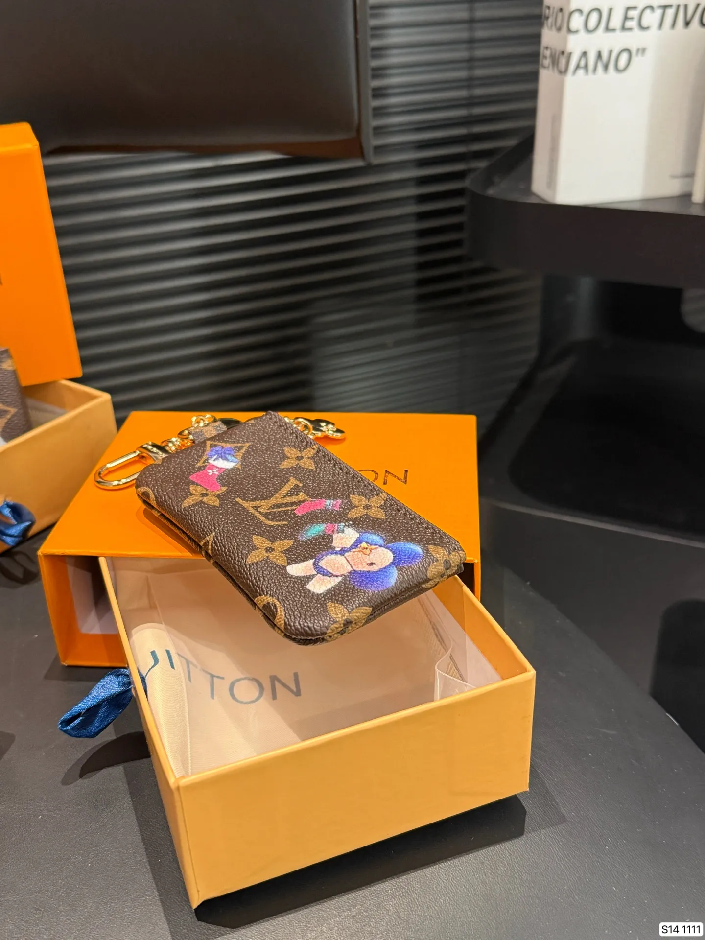 P120 配盒子 今天着重介绍一下我最爱的小卡包十钥匙包+零钱包: 驴牌老花~ 外形就比银行卡大一圈,内部刚好可以放下 尺寸11.5 6 货号1111