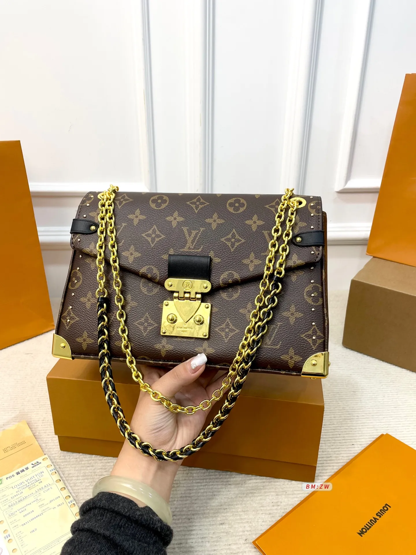 💰185 配折叠盒子 LV Trunkie链条包,2025春夏系列新品,经典Monogram老花帆布+金属链条,复古又时髦✨。小巧精致,配可拆卸肩带,手提、单肩、斜挎都OK!灵感来自LV档案馆,融合邮差包元素,翻盖+金属锁扣超有辨识度🧳。内部空间合理,通勤出行都很实用,是经典与现代的完美结合! 尺寸:26*8*17