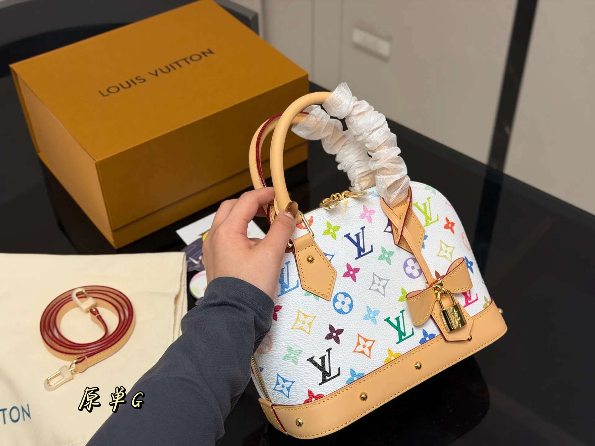 ¥215 配折叠盒飞机盒 size:25*18cm Lv 这个白三彩 alma贝壳 太可爱啦! 小巧又复古已经拎着溜达两天了~