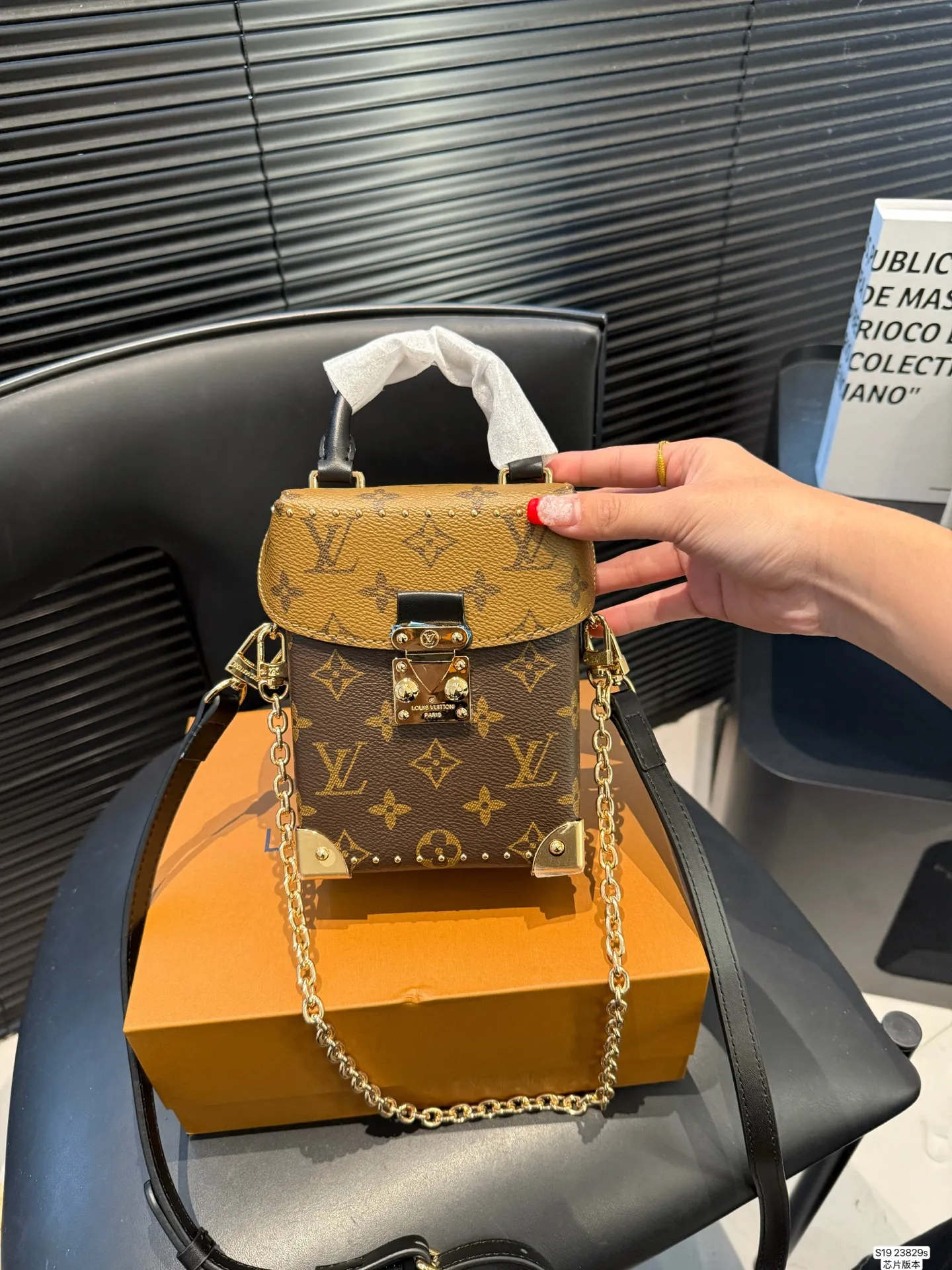 P145 配盒子 Lv手机包芯片版本 LV | 老花新款Metis手机包圃首发实拍分享LV 能放下16PROMax啦 出门特别方便 链条是和金属拼接,时髦感满满! 尺寸:12 17 货号23829s
