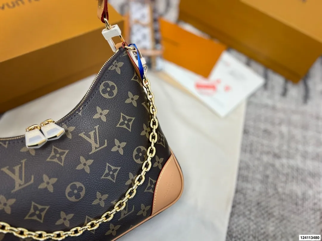 p160配礼盒🎁 Lv 牛角包 单肩斜挎中古 vintage包包v老花村上隆限定薇薇安女包LV老花限定 !超美!好多网红潮人都在背 单肩斜挎背这款包看着简单,搭配起来特别有范!被外观真的迷倒 尺寸:26*9*15cm