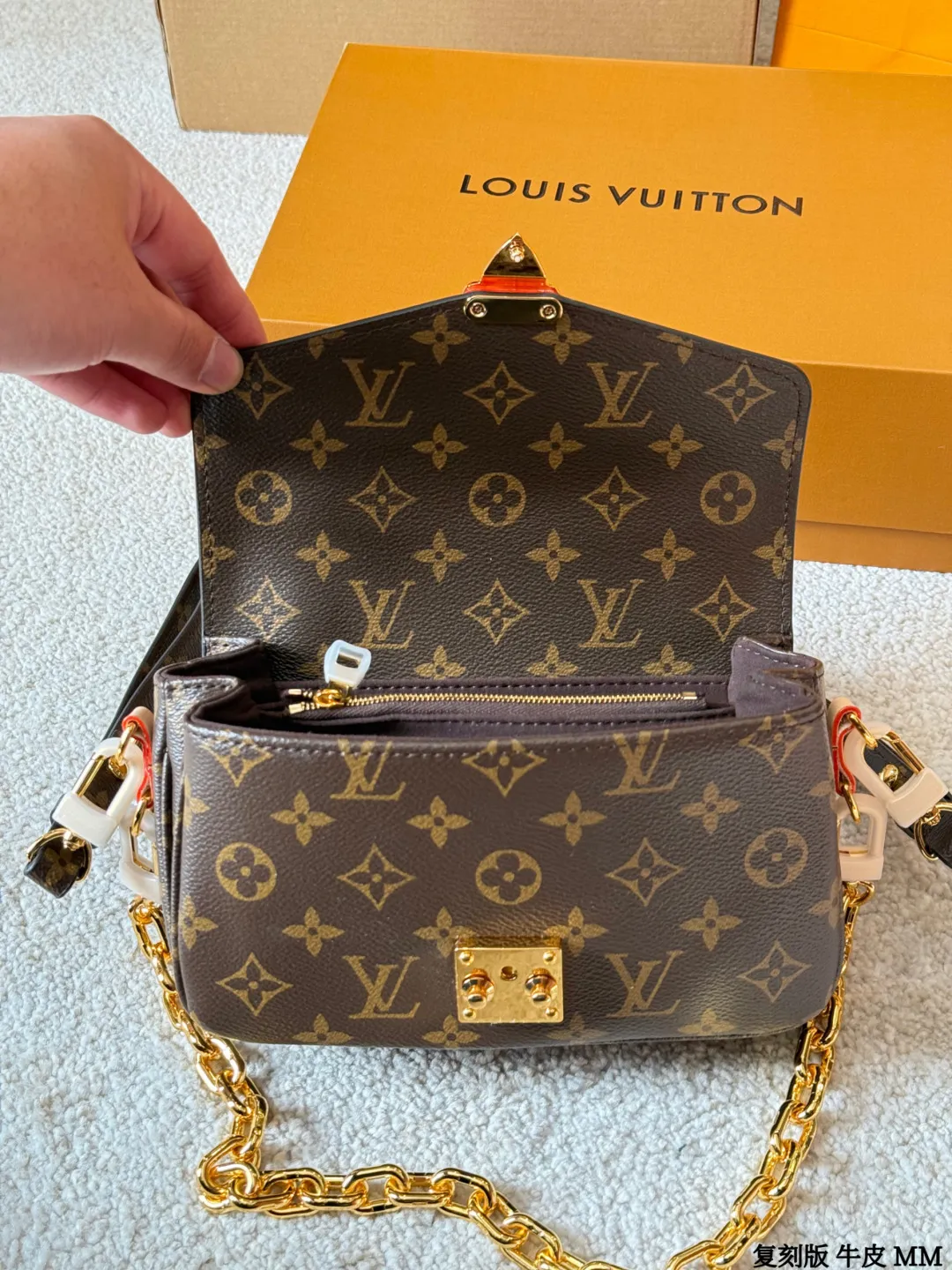 复刻版 牛皮 p270 Lv Pochette Metis East west Mini 新款邮差包 LV邮差包老花手提单肩斜挎包，优雅低调的外形设计和宽敞的包身更加入了实用性，LV闪亮的纯钢金色五金配件- 可调节肩带，配有树糕皮的肩垫，拉链闭合 超细纤维内衬 尺寸 21 14cm 配折叠礼盒🎁 牛皮