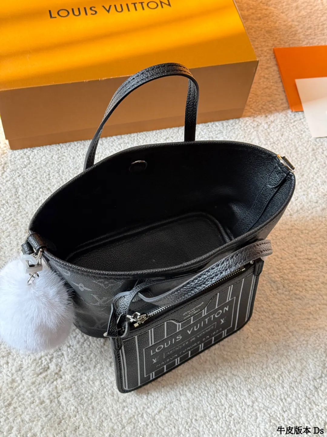 牛皮版本 p205 LV 双面 Neverfull BB手袋 ®LVx自Nevertull BB手装,经典Monogram老化肌升 +黑色粒面牛皮拼接,双面可用,风格随心切换!尺寸26.5x16.5×11cm,配可拆卸拉链小包和肩带,手提、斜挎都OK。内部空间超能装,通勤出街都很实用。黑色荔枝纹牛皮质感细腻耐用,银色金属件超有现代感,时尚又百搭,日常搭配无压力!