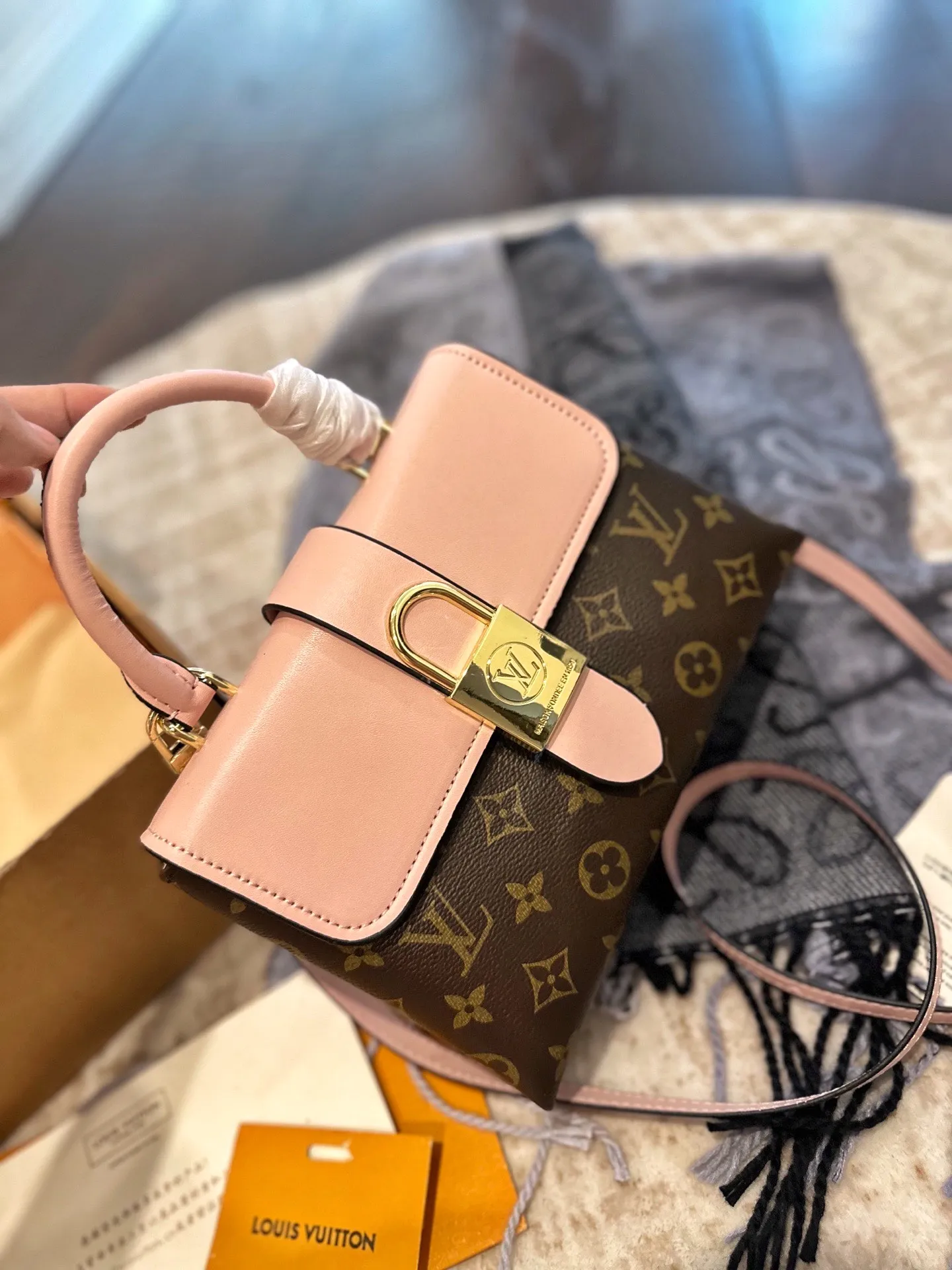 p100 礼盒包装 LV 新款LOCKY BB老花拼皮手提单肩斜跨包 Monogram涂层帆布与柔滑的材质 磨面牛皮饰边 织物内衬 金色金属饰件 顶部配有Toron手柄 适合手提或手挽 可脱卸 可调节肩带 方便肩背或斜挎 经典磁吸挂锁 内设贴袋 尺寸23cm