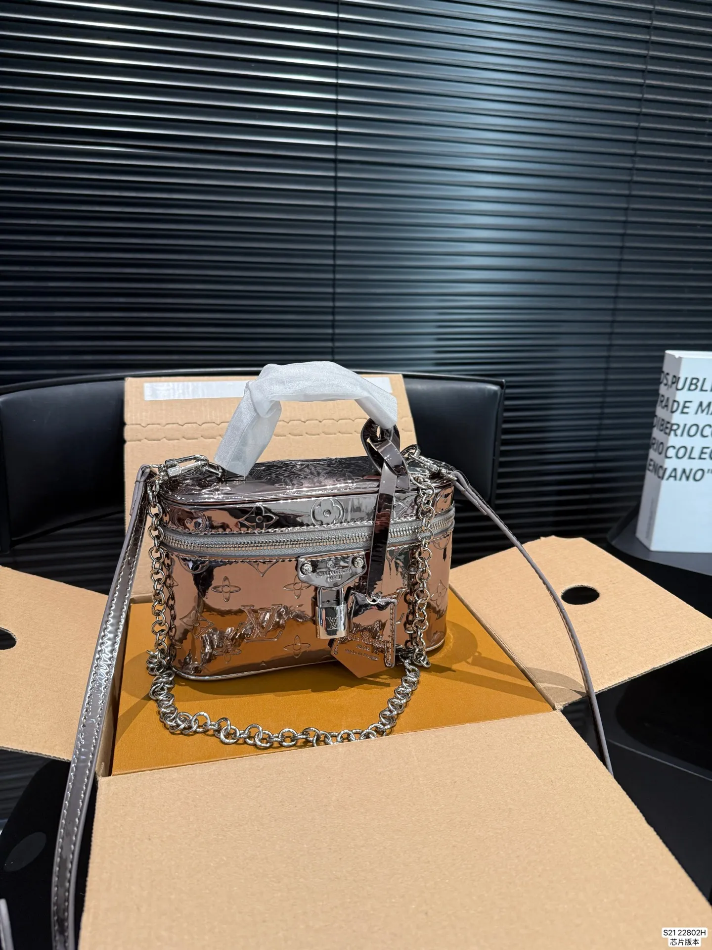 P155 配折叠盒飞机盒 LV新款小盒子，实物太美了！🤍🩶 被这个盒子美翻了！ 包柜里怎么能没有一只惊艳的包包呢！[皱眉R] 这只包谁拎谁美吧！做这个冬天❄️最闪的崽 🉑手拎🉑腋下🉑斜挎！别太实用了吧 尺寸19 12 货号22802