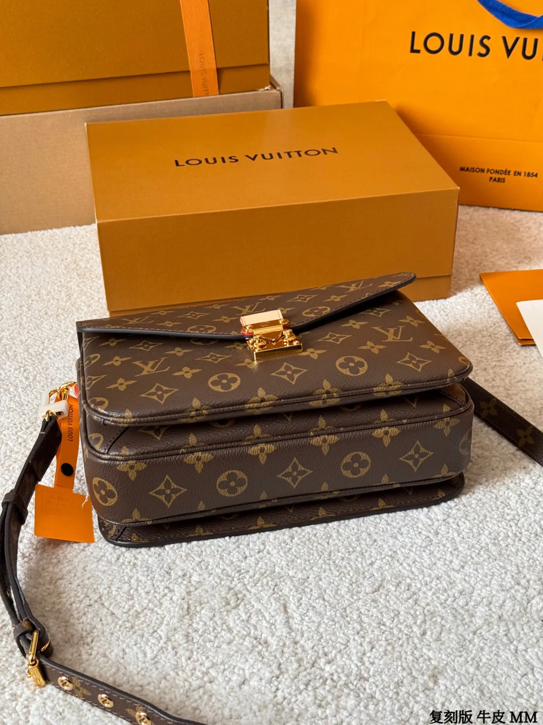 复刻版 牛皮 p260 Lv Pochette M&eacute;tis 邮差包 复刻版 牛皮 邮差包老花手提单肩斜挎包，优雅低调的外形设计和宽敞的包身更加入了实用性，LV闪亮的纯钢金色五金配件- 可调节肩带，配有树糕皮的肩垫，拉链闭合 超细纤维内衬 尺寸：25*20cm