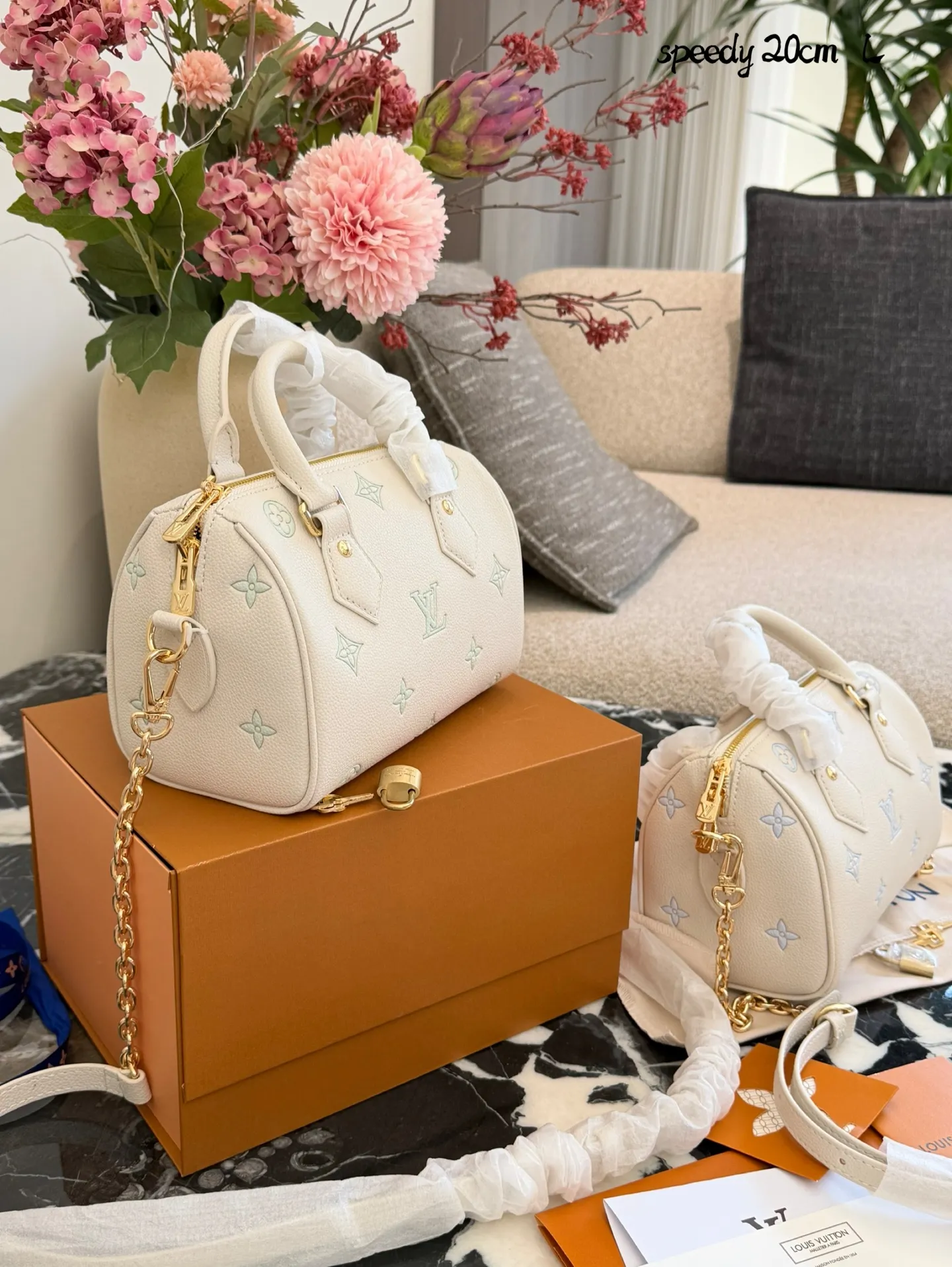 LV Speedy 20手袋p180 LV Speedy 20手袋,白色粒面牛皮+浅绿Monogram刺绣,清新优雅超有辨识度!金属锁扣+链条肩带,手提斜挎都OK,日常通勤、休闲出街都能轻松驾驭汁。内部空间合理,手机钱包都能装,实用又时髦,是LV经典系列的热门款,时尚感满分!