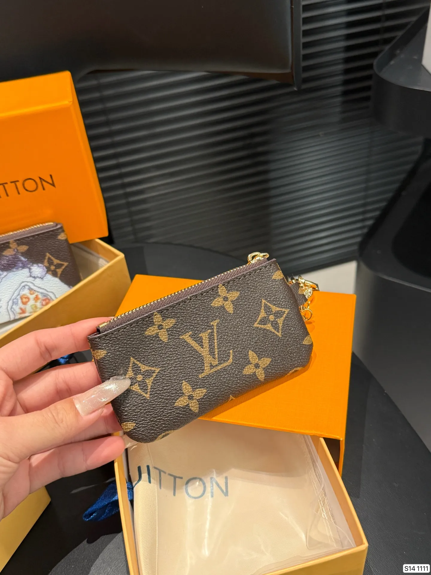 P120 配盒子 今天着重介绍一下我最爱的小卡包十钥匙包+零钱包： 驴牌老花~ 外形就比银行卡大一圈，内部刚好可以放下 尺寸11.5 6 货号1111