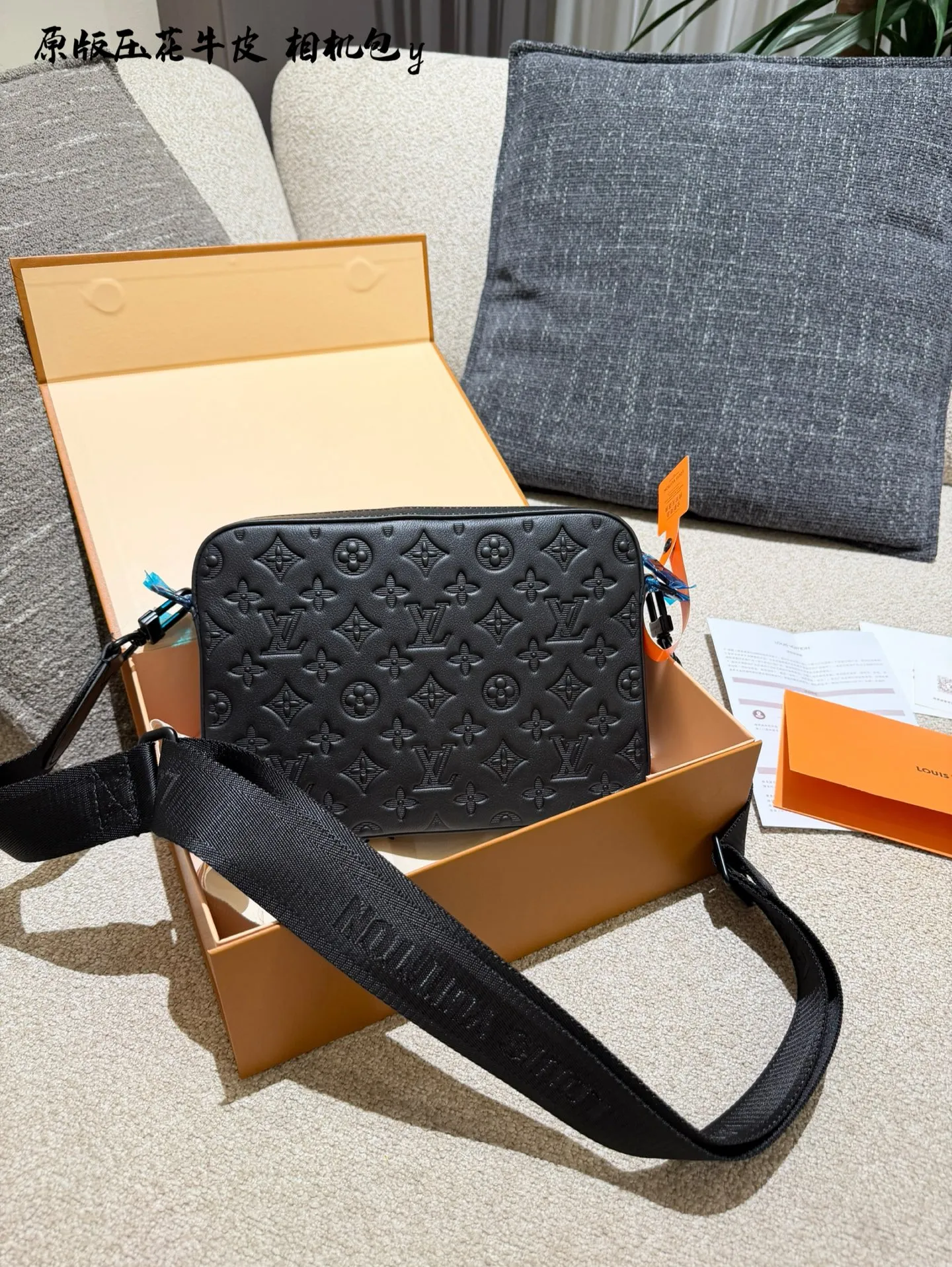 p210 LV TRIO黑武士邮差包，相机包 黑色全皮压花款，牛皮配黑色磨砂五金，酷酷的很有范儿，25x18.5x7cm：25x18.5x7cm 配盒子