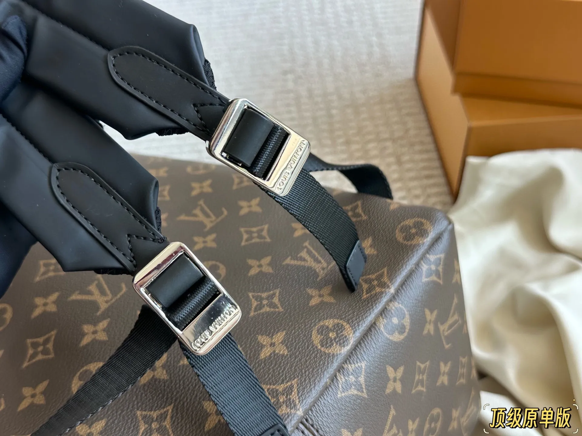 复刻版 纯牛皮 p225 经典老花潮人必备双肩包！ Discovery 小号双肩包取材 Monogram Eclipse 帆布，以更为紧凑的构型延续灵活功能。外袋、拉链前袋和开口 侧袋方便取放物品，内袋确保收纳井然有序。size： 29&times;38&times;20cm