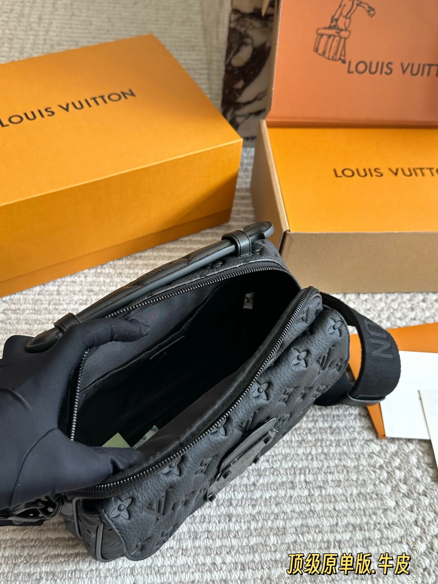 LV Slock新款男生包包p260 Iv最新一季又出了很多老花男包我可太爱老花了买到就,是赚到。拿到手的实物比照片好看。 Iv slocksling,老花的腰包本来就不多,这款配荧光黄色包边的可太亮眼了,感觉稳重的老花配了--丢丢调 皮。很多博主们都安利另一款S Lock的邮差包,有老花配黑色包边和蓝色包边两种选择,但其实个人感觉 18x8cm的厚度真的是过于厚重了(大小跟男款三合一差不多、但是更厚)所以个人感觉不太适合身高175以下的男生和小姐姐们。但如果贪恋大容量的话也是一个很好的选择。 优点是:比较小巧,对个子小的比较友好;男包亮黄色的配色比较少见。25*17