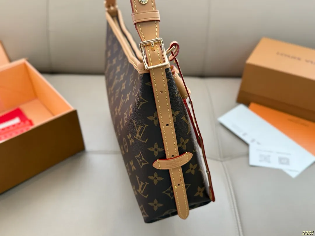 ¥175折叠盒 lv横版carryall好像也挺可爱 Carryall算得上是L家的当家花旦之一了, “简洁实用