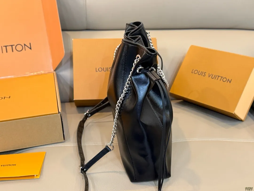 原版复刻¥220飞机盒 钢五金163变码芯片 8月新款LV OFF DUTY VIBE也叫“下班包” 背上它一键去除班味儿,化身都市丽人😍 甜酷中带着一丝儿随性慵懒 包包是抽绳设计,可以单肩也可以斜挎 下班背上它,说走就走 一起来开启下班模式 尺寸:中号单肩包35 37