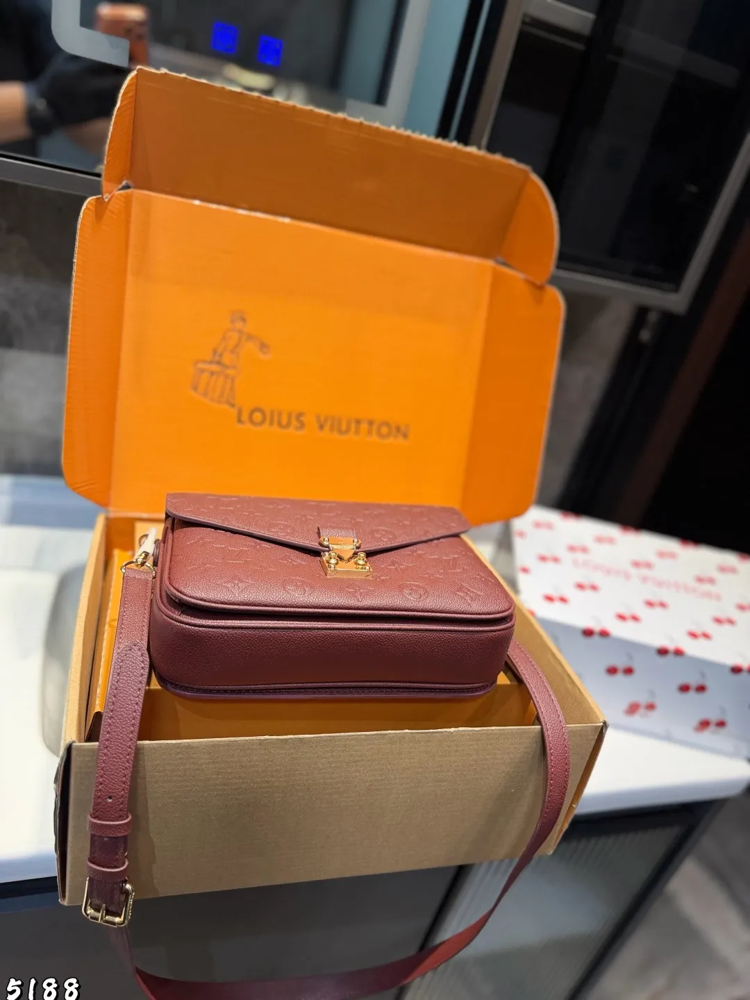 ❤️p215(礼盒包装)❤️ Lv 路易威登|Pochette Metis East west Mini 新款邮差包 LV邮差包老花手提单肩斜挎包,优雅低调的外形设计和宽敞的包身更加入了实用性,LV闪亮的纯钢金色五金配件- 可调节肩带,配有树糕皮的肩垫,拉链闭合 超细纤维内衬 尺寸 21 14cm