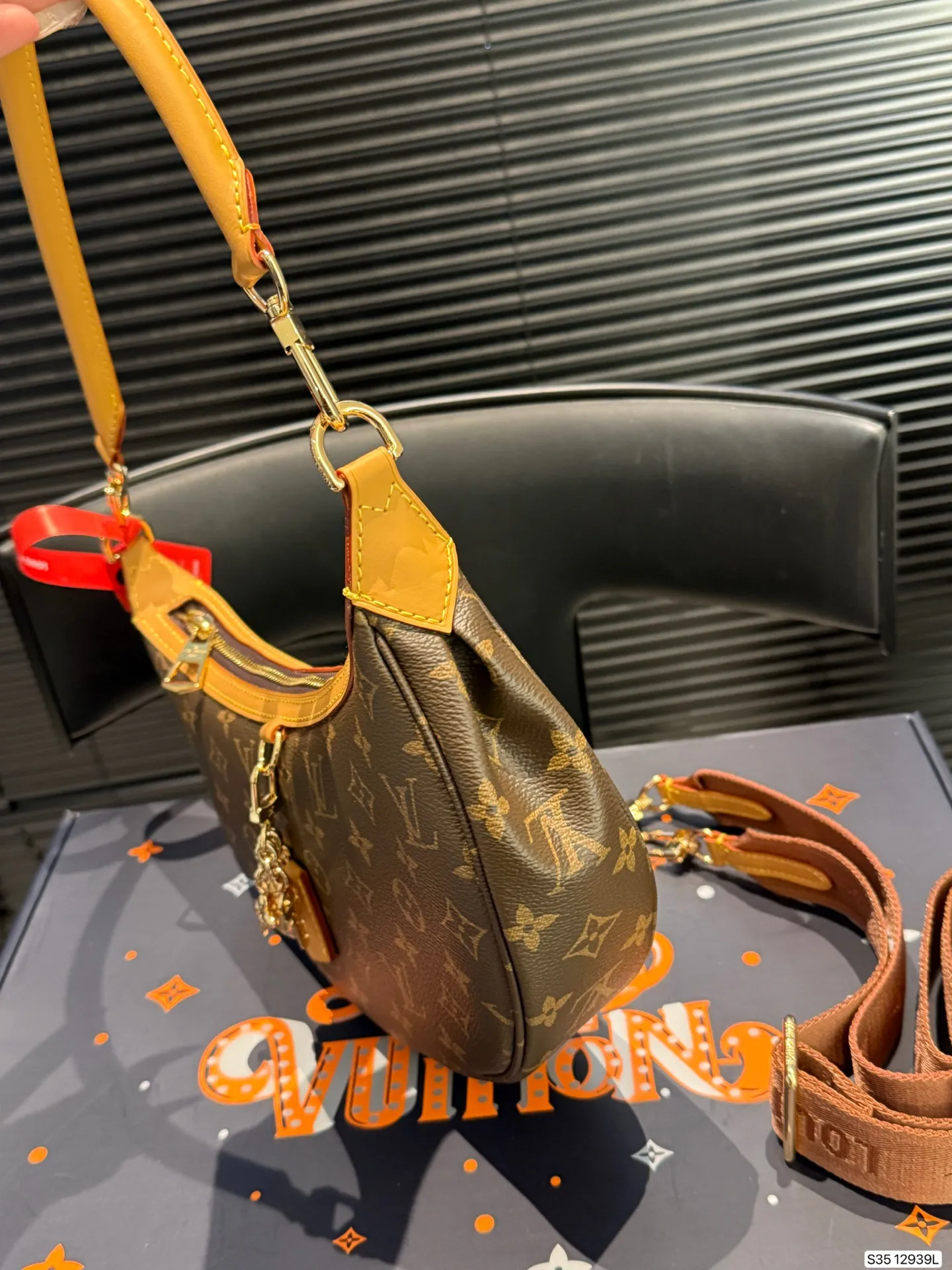 P225 配飞机盒折叠盒子 Lv月亮包 2025 LV新款宽肩带是救过LV的命吗??? 新款月亮包比起老款略胜一筹,新款改良了下不好单手拉拉链弧度,新款会成为下一个爆款! 尺寸:27 16 货号12939