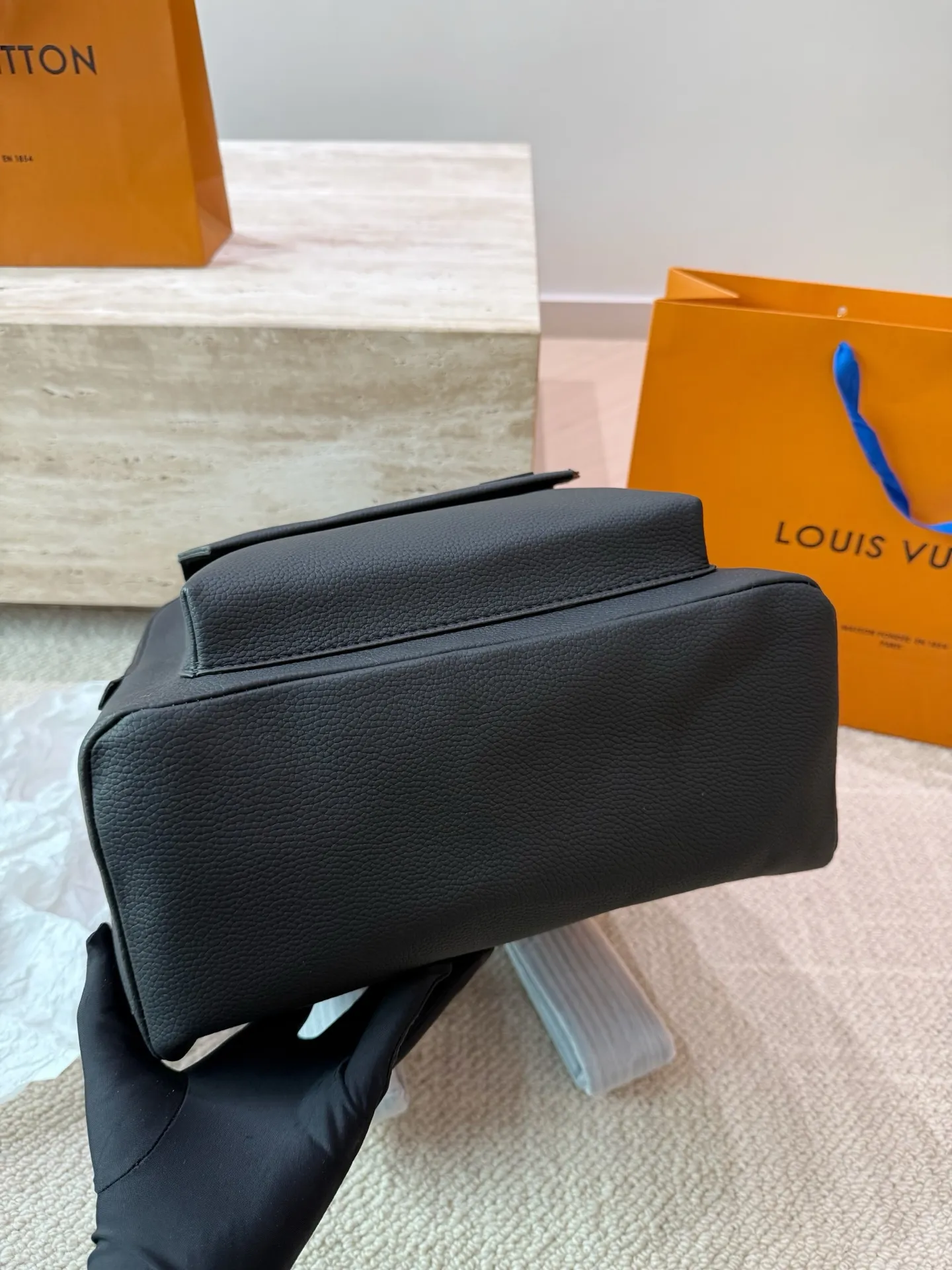 原单品质 P160 Lv 双肩包 Monogram帆布裁制而成,此款Hot Springs双肩背包代表LV Vernis皮革的华丽回归。是一款风格百搭而可爱,适合全天背携的时尚包袋,漆光牛皮,棉质帆布内衬,Monogram帆布饰边。进口漆皮搭配纯钢五金,尺寸30 45cm