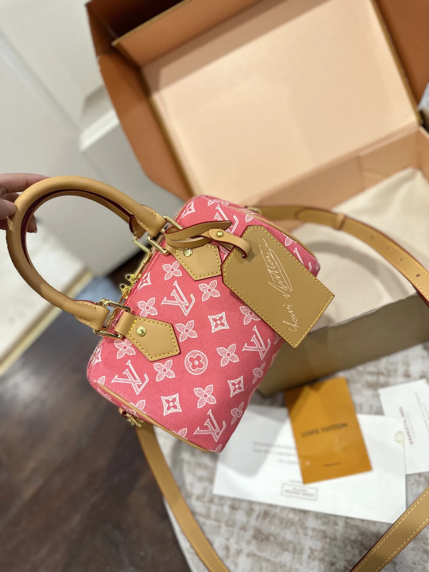 p155/p165 折叠礼盒包装 LV 新款 Speedy Nano 枕头包 LV 新款系列 枕头包 手袋,全网首发 LV Speedy nano 枕头包这款Retiro 手袋以标志性 经典永恒。优雅低调的外形设计和宽敞的包身更加入了实用性 尺寸 20cm/25cm