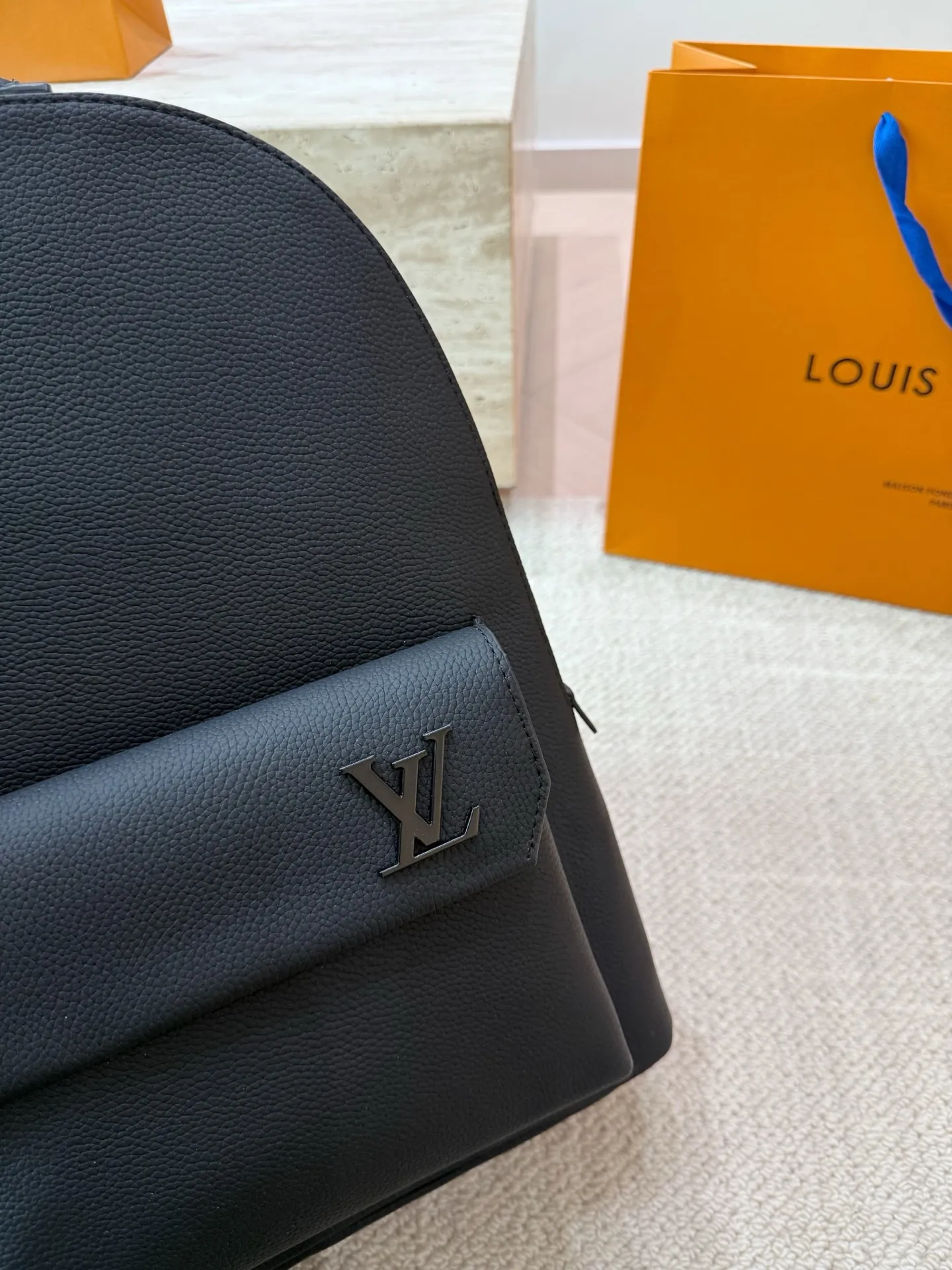 原单品质 P160 Lv 双肩包 Monogram帆布裁制而成，此款Hot Springs双肩背包代表LV Vernis皮革的华丽回归。是一款风格百搭而可爱，适合全天背携的时尚包袋，漆光牛皮，棉质帆布内衬，Monogram帆布饰边。进口漆皮搭配纯钢五金，尺寸30 45cm