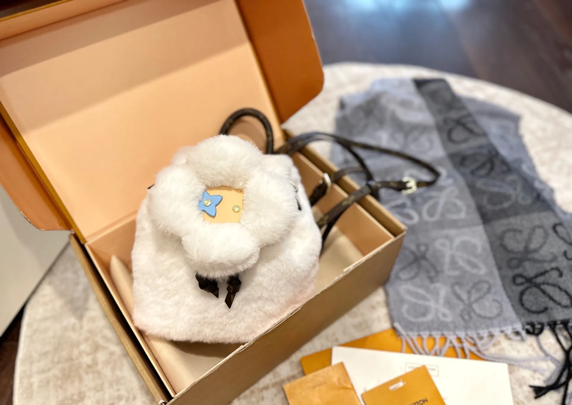 p120 礼盒包装 size 20 26 LV SKI滑雪系列vivienne Ski Snow系列 毛毛 双肩包 手机包 Louis Vuitton超限量Vivienne双肩包全日本限量发 等了一个月终于到货咯实物真的很可爱 容量感人 超可爱的手机包