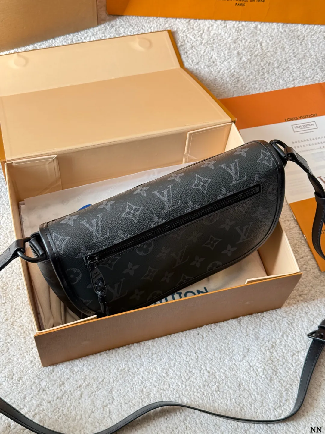 牛皮版本 p160 LV Pulse 邮差包 M12681 VLV Pulse邮差包M12681，黑色Monogram Eclipse涂层 帆布+牛皮饰边，低调又有辦识度艹。盖磁扣+外拉链袋，内部多夹层，收纳超方便！肩带可调节，单肩斜挎都OK，通勤休闲都能搭。 线绳拉链头设计，时髦又实用，是LV黑武士系列热门款，商务休闲都能轻松驾驭 尺寸 23 18cm